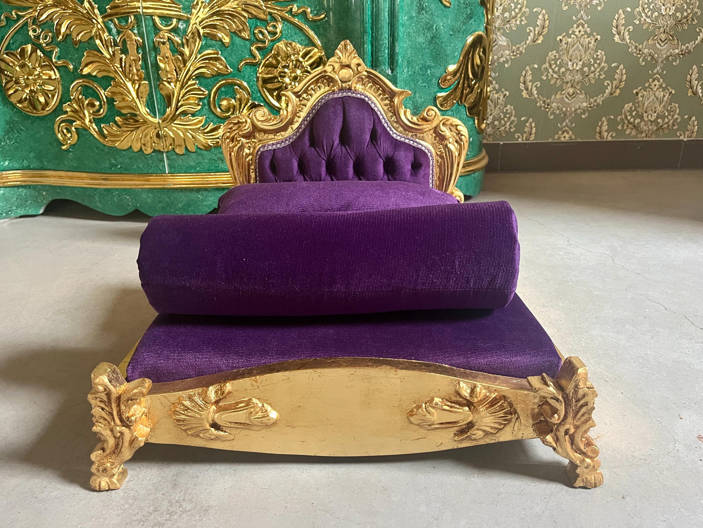 Small Pet Sofa French Louis Style Dog Bed in Gold Finish Cute Baroque Rococo Style Cat Bed in Hot Pink Velvet & Purple Velvet for Happy Pet