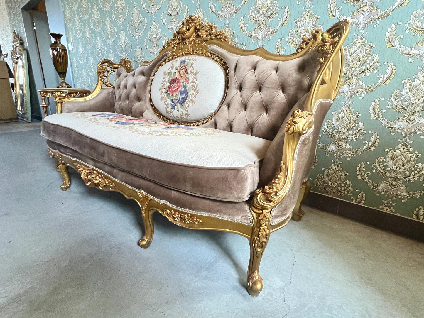 Sofa Set Royal Baroque Style Brown Velvet Counch Set with Marble Top Caffè Table Antique Style Sofa Set for Home Decor or Hotel Lobby Lounge