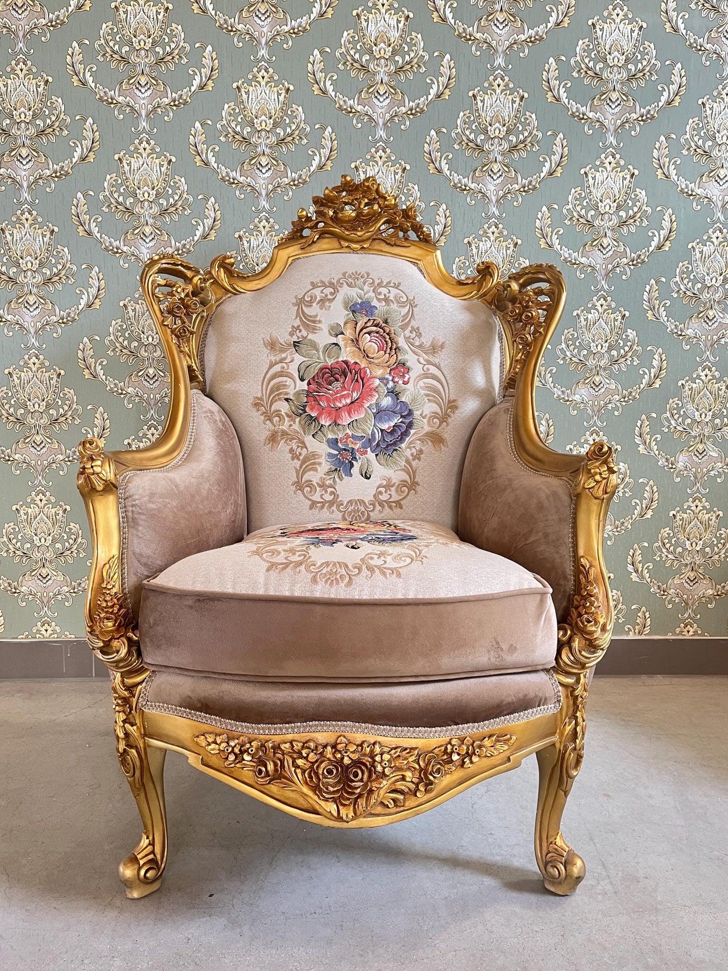 Sofa Set Royal Baroque Style Brown Velvet Counch Set with Marble Top Caffè Table Antique Style Sofa Set for Home Decor or Hotel Lobby Lounge