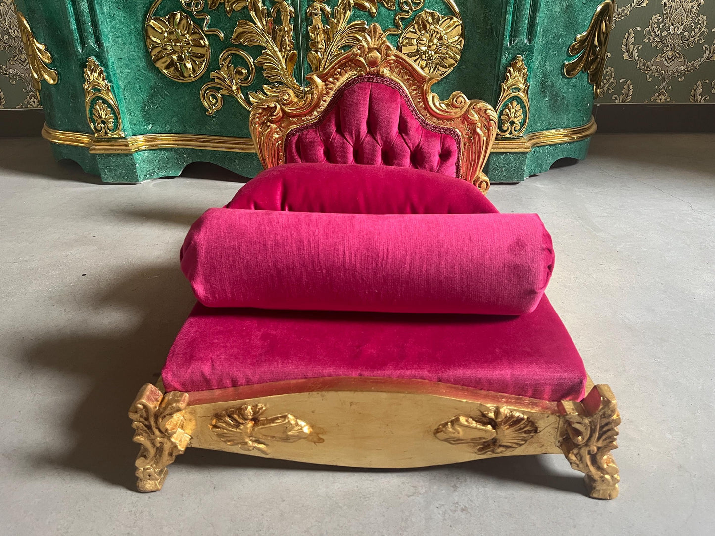 Small Pet Sofa French Louis Style Dog Bed in Gold Finish Cute Baroque Rococo Style Cat Bed in Hot Pink Velvet & Purple Velvet for Happy Pet