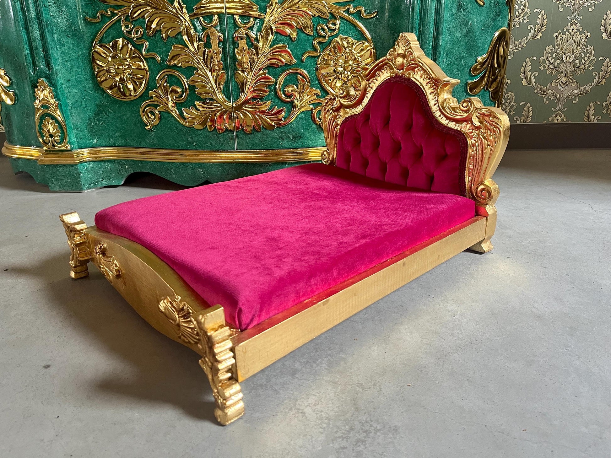 Small Pet Sofa French Louis Style Dog Bed in Gold Finish Cute Baroque Rococo Style Cat Bed in Hot Pink Velvet & Purple Velvet for Happy Pet