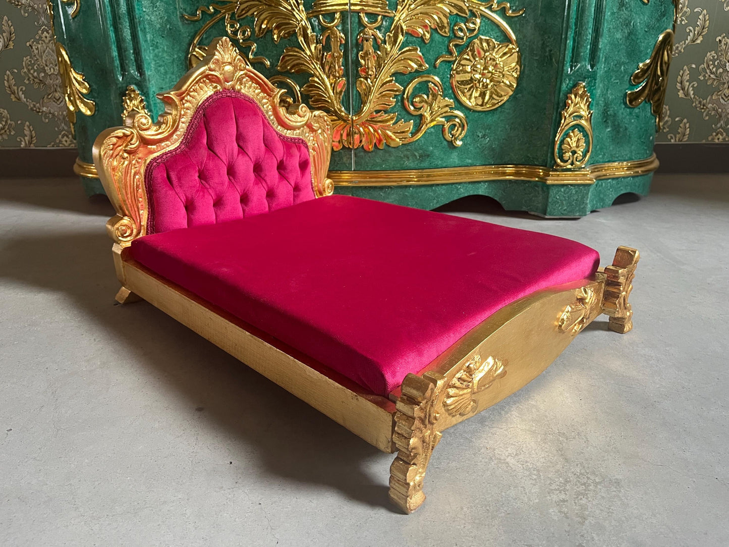 Small Pet Sofa French Louis Style Dog Bed in Gold Finish Cute Baroque Rococo Style Cat Bed in Hot Pink Velvet & Purple Velvet for Happy Pet