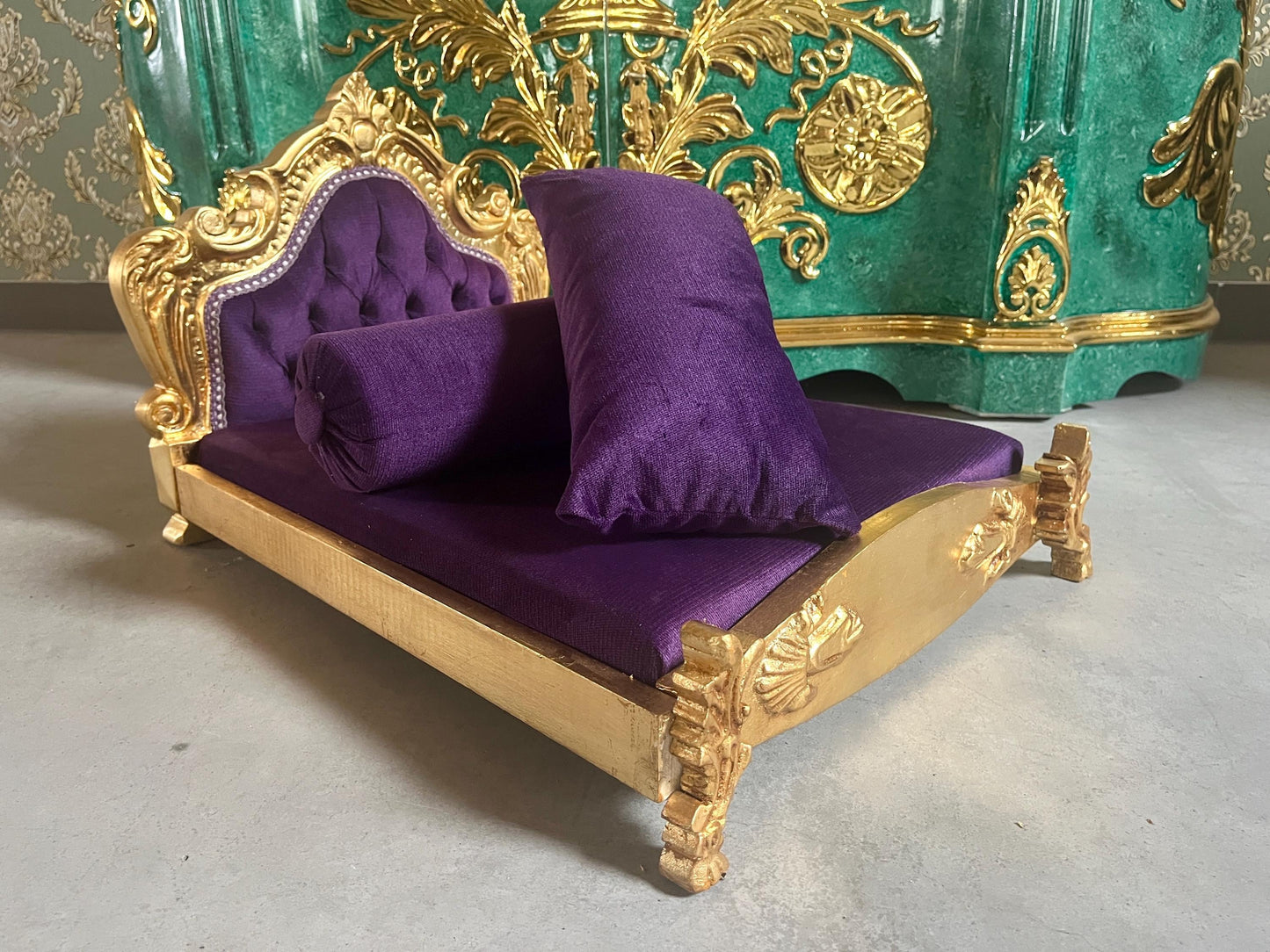Small Pet Sofa French Louis Style Dog Bed in Gold Finish Cute Baroque Rococo Style Cat Bed in Hot Pink Velvet & Purple Velvet for Happy Pet