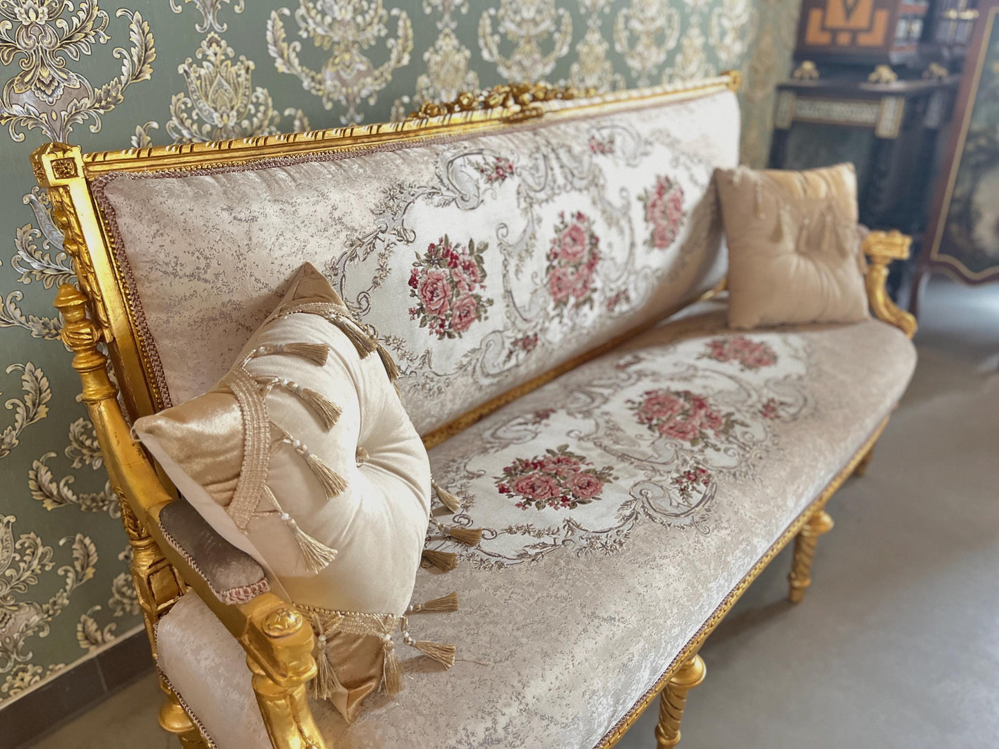 3-Seater Sofa French Antique Style Couch in Floral Jacquard Damask Gold Finish Retro Baroque Style Lounge Sofa Furniture Gift for Home Decor