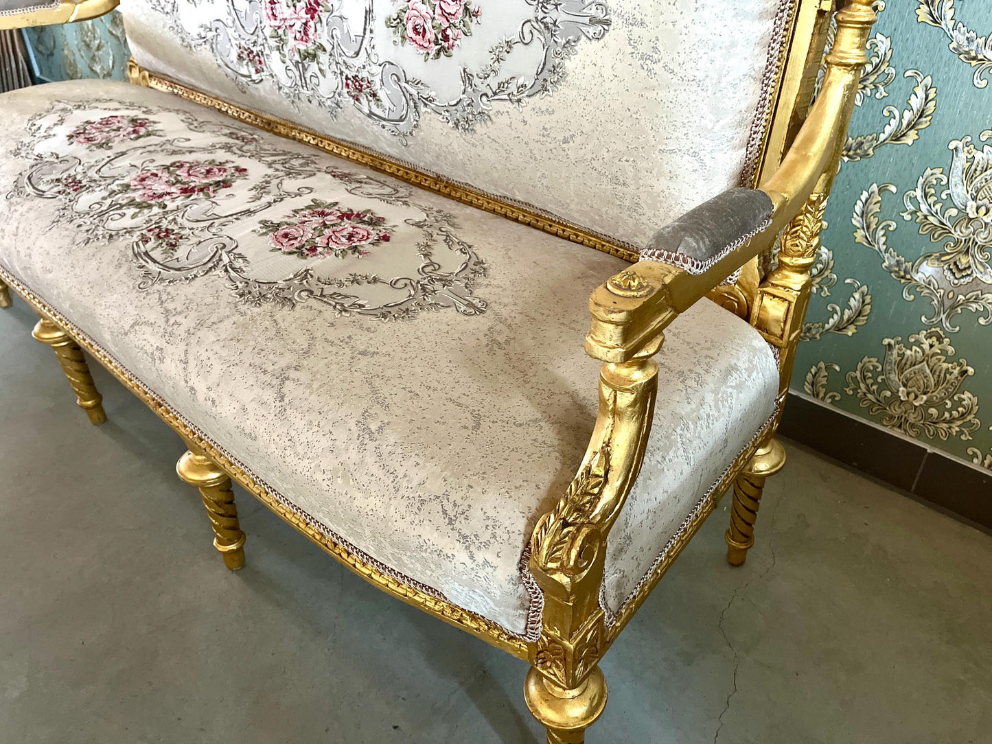 3-Seater Sofa French Antique Style Couch in Floral Jacquard Damask Gold Finish Retro Baroque Style Lounge Sofa Furniture Gift for Home Decor