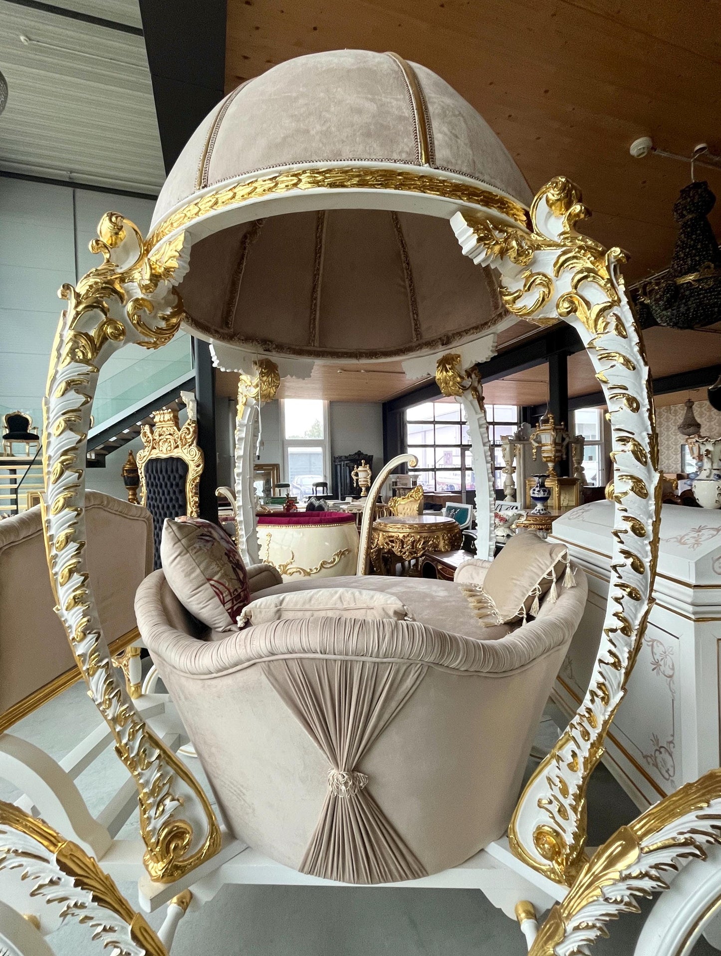 Horse Drawn Carriage Fairy Fair Look Retro Baroque Style In Beige Velvet Wooden Carriage For Wedding Party Event or Commercial Decoration