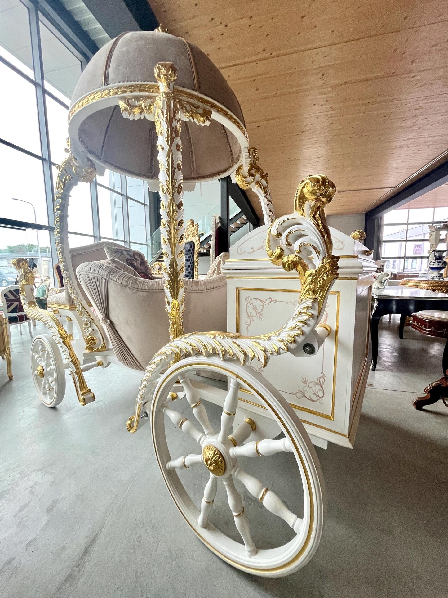 Horse Drawn Carriage Fairy Fair Look Retro Baroque Style In Beige Velvet Wooden Carriage For Wedding Party Event or Commercial Decoration