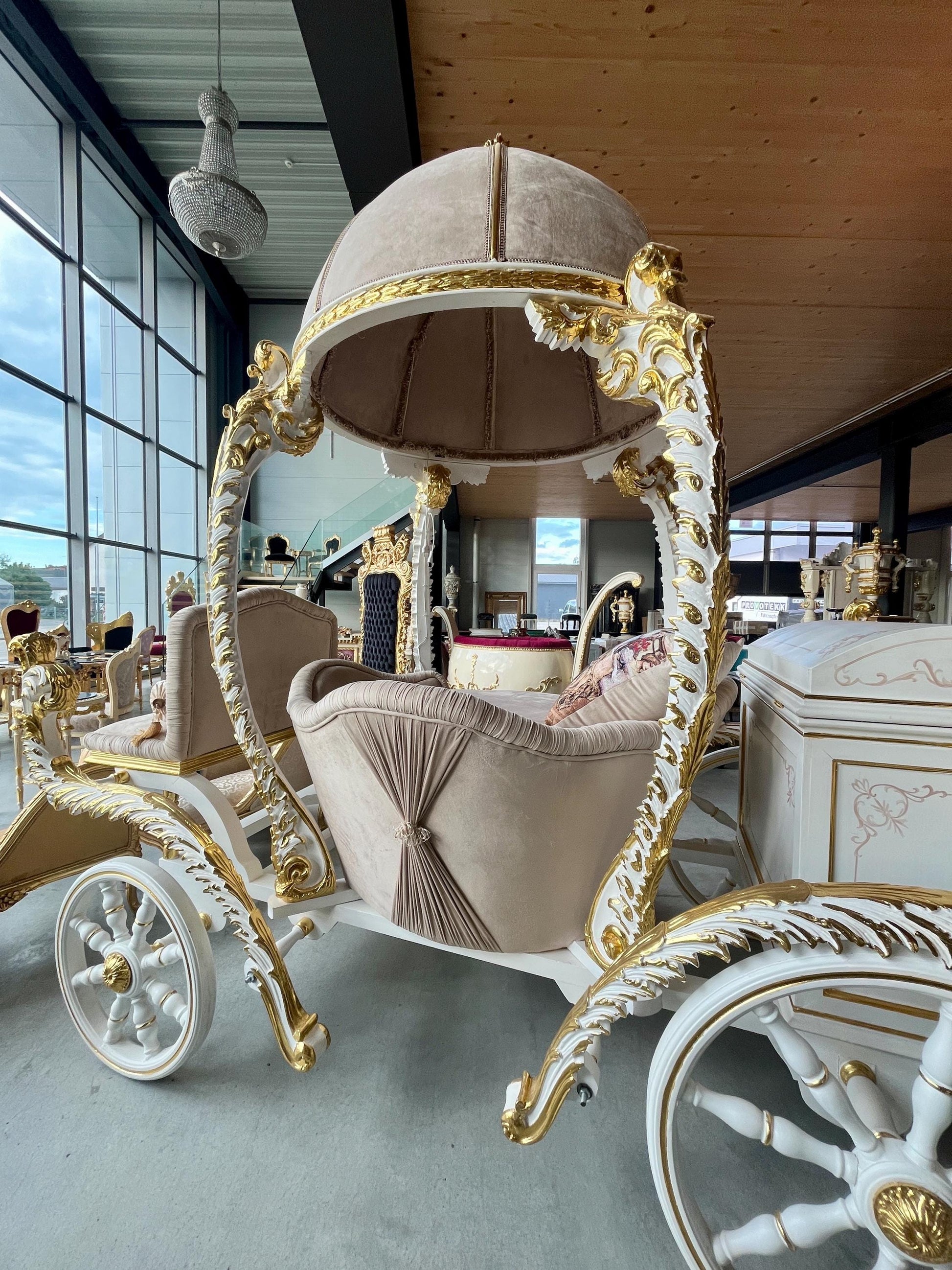 Horse Drawn Carriage Fairy Fair Look Retro Baroque Style In Beige Velvet Wooden Carriage For Wedding Party Event or Commercial Decoration