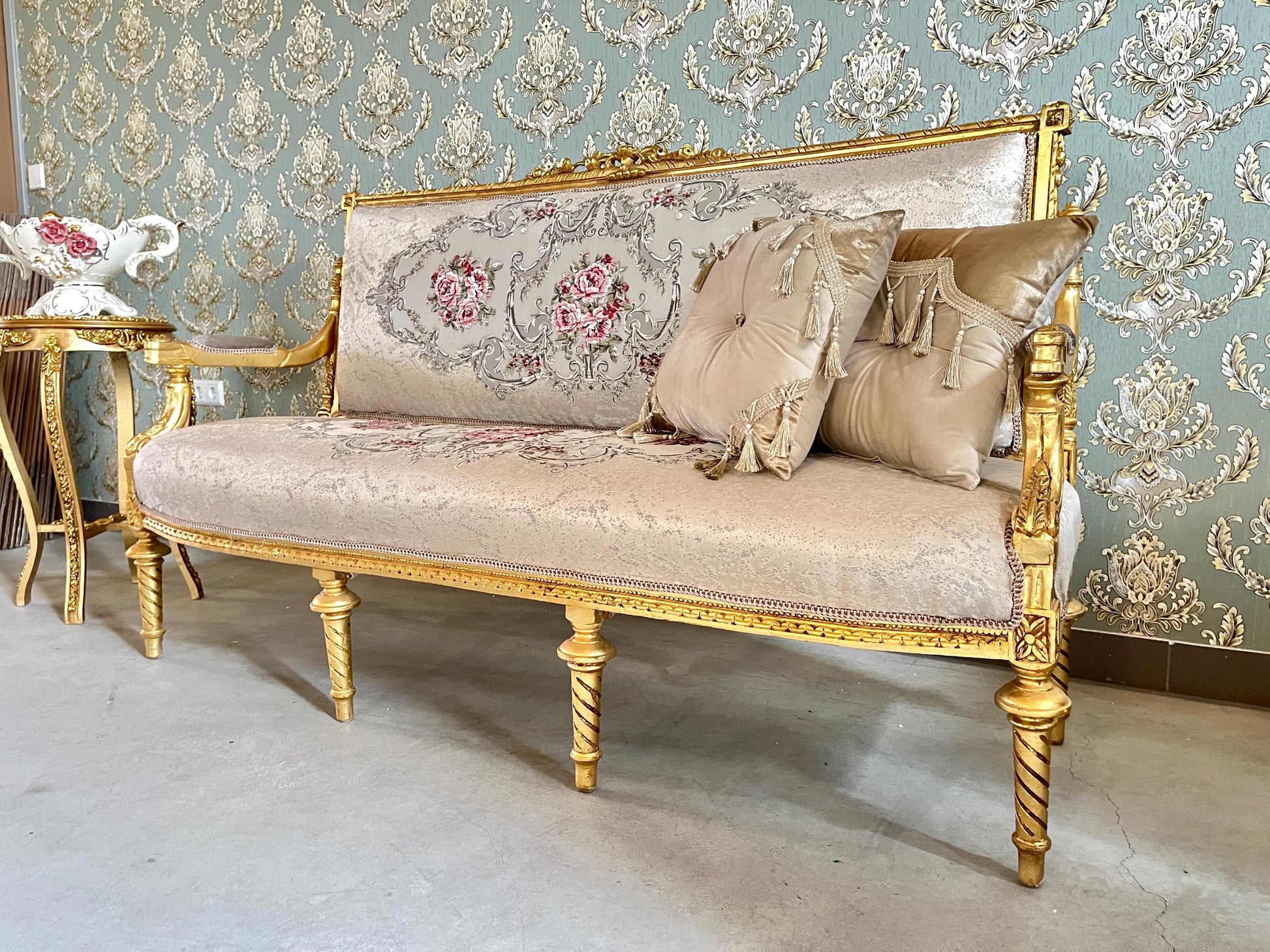 3-Seater Sofa French Antique Style Couch in Floral Jacquard Damask Gold Finish Retro Baroque Style Lounge Sofa Furniture Gift for Home Decor