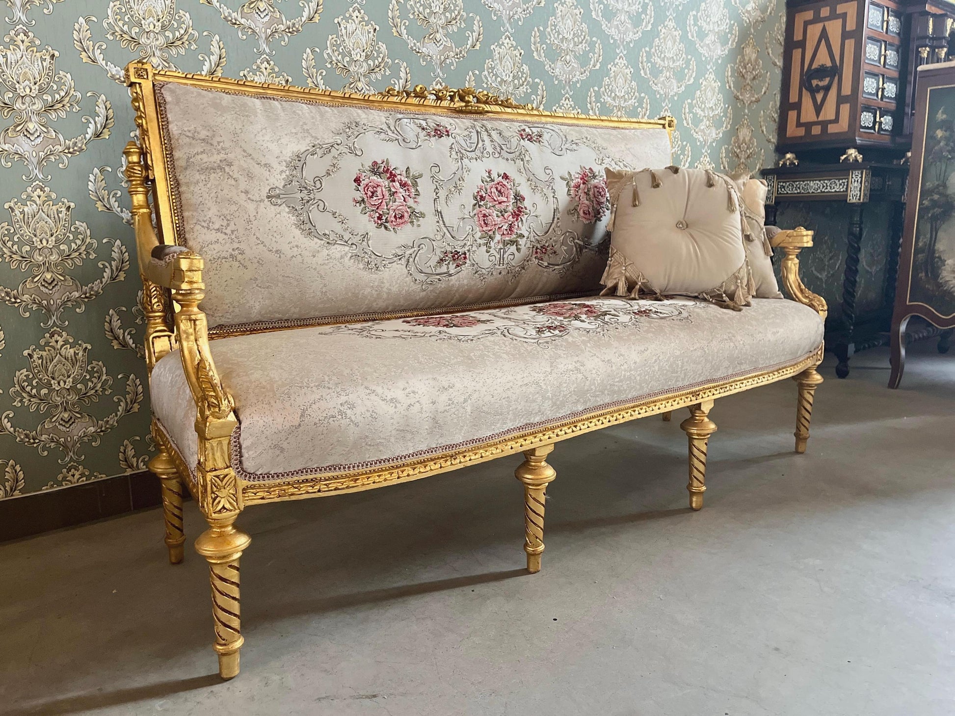 3-Seater Sofa French Antique Style Couch in Floral Jacquard Damask Gold Finish Retro Baroque Style Lounge Sofa Furniture Gift for Home Decor