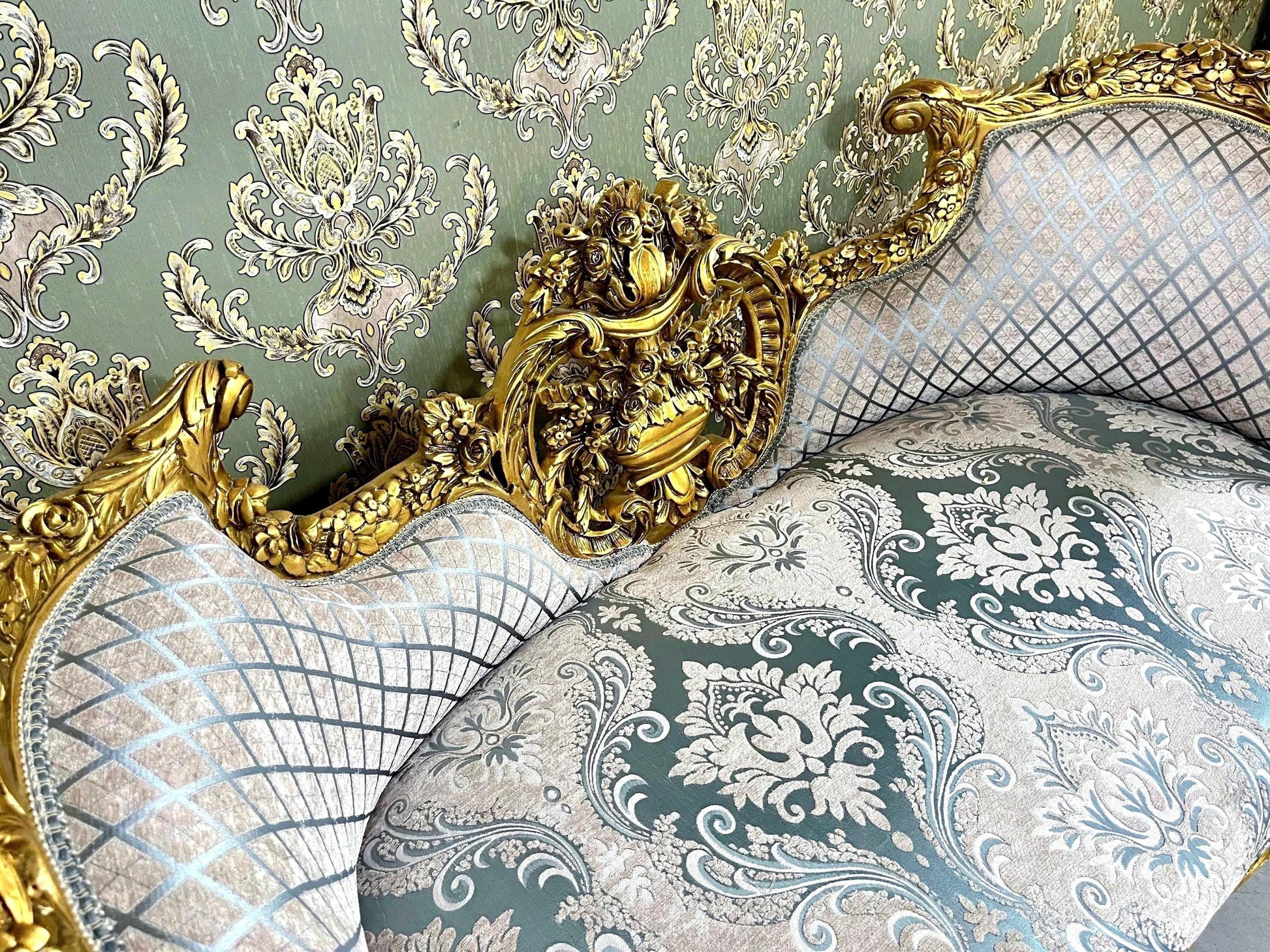 Love Seat Royal Baroque Style Bench Sky Blue Damask Flower Pattern Antique Style Couch in Gold Finish for Housewarming Party Xmas Home Gift