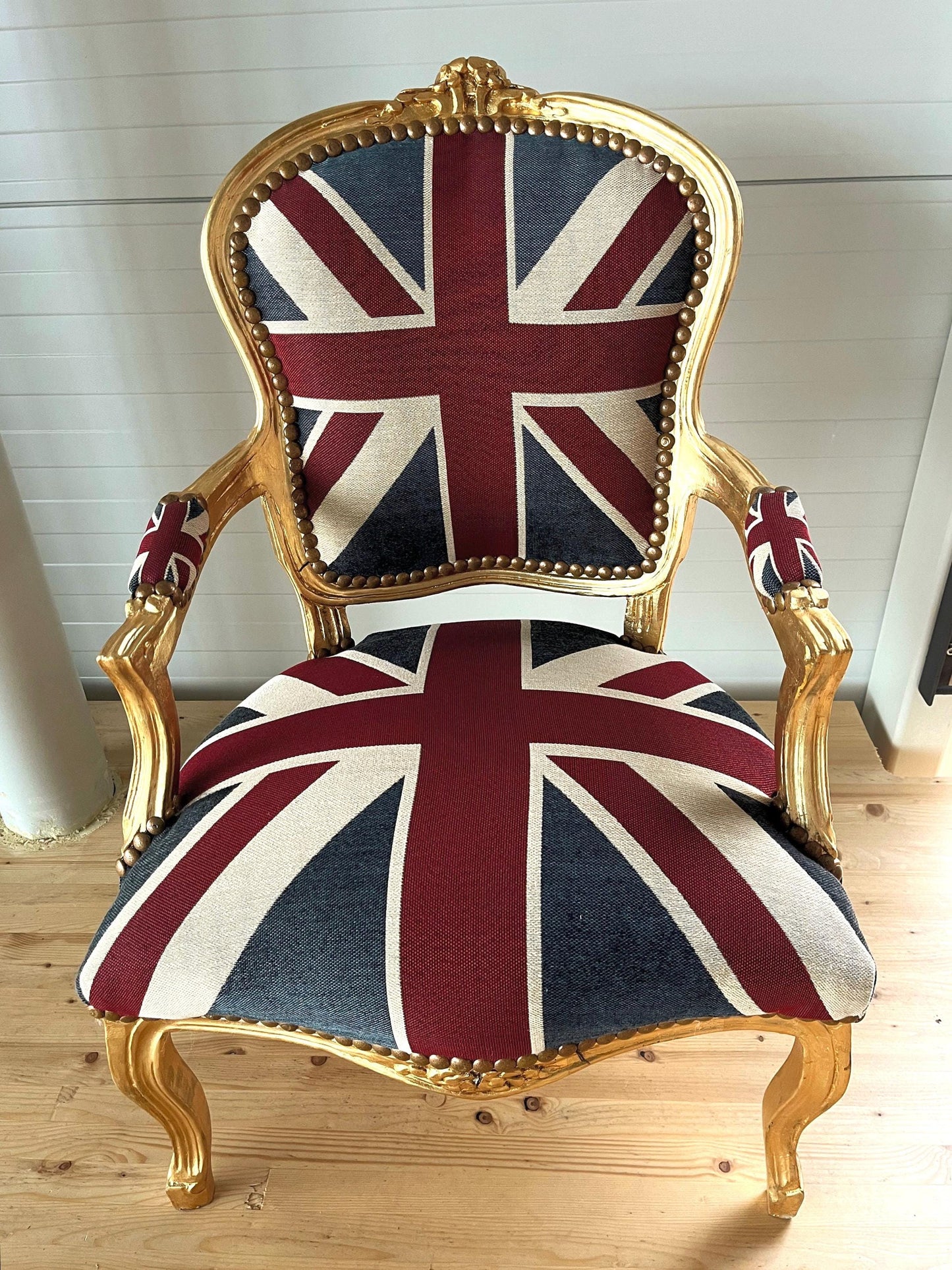 Französischer Sessel im Louis-Barock-Stil French Baroque Style Armchair in Union Jack Print Gold Finish