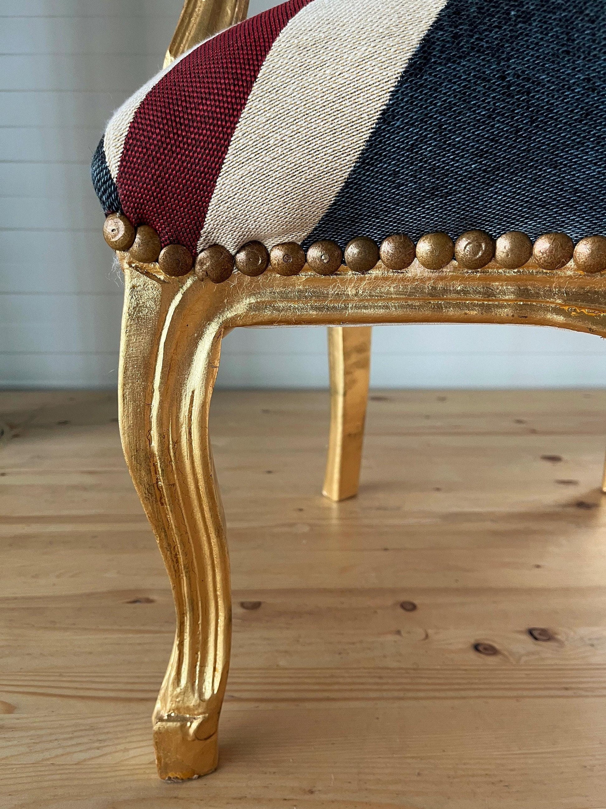 Französischer Sessel im Louis-Barock-Stil French Baroque Style Armchair in Union Jack Print Gold Finish