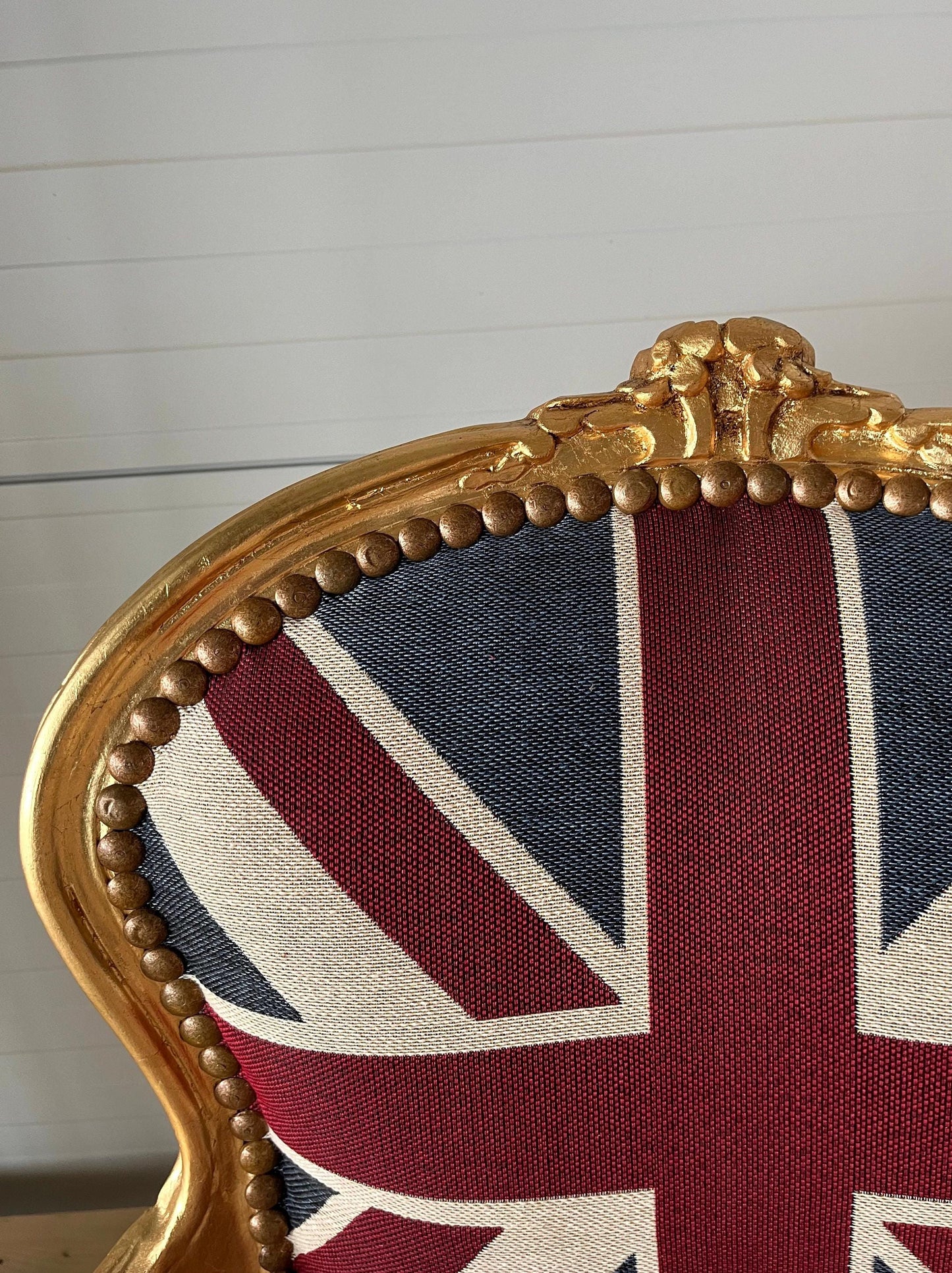 Französischer Sessel im Louis-Barock-Stil French Baroque Style Armchair in Union Jack Print Gold Finish