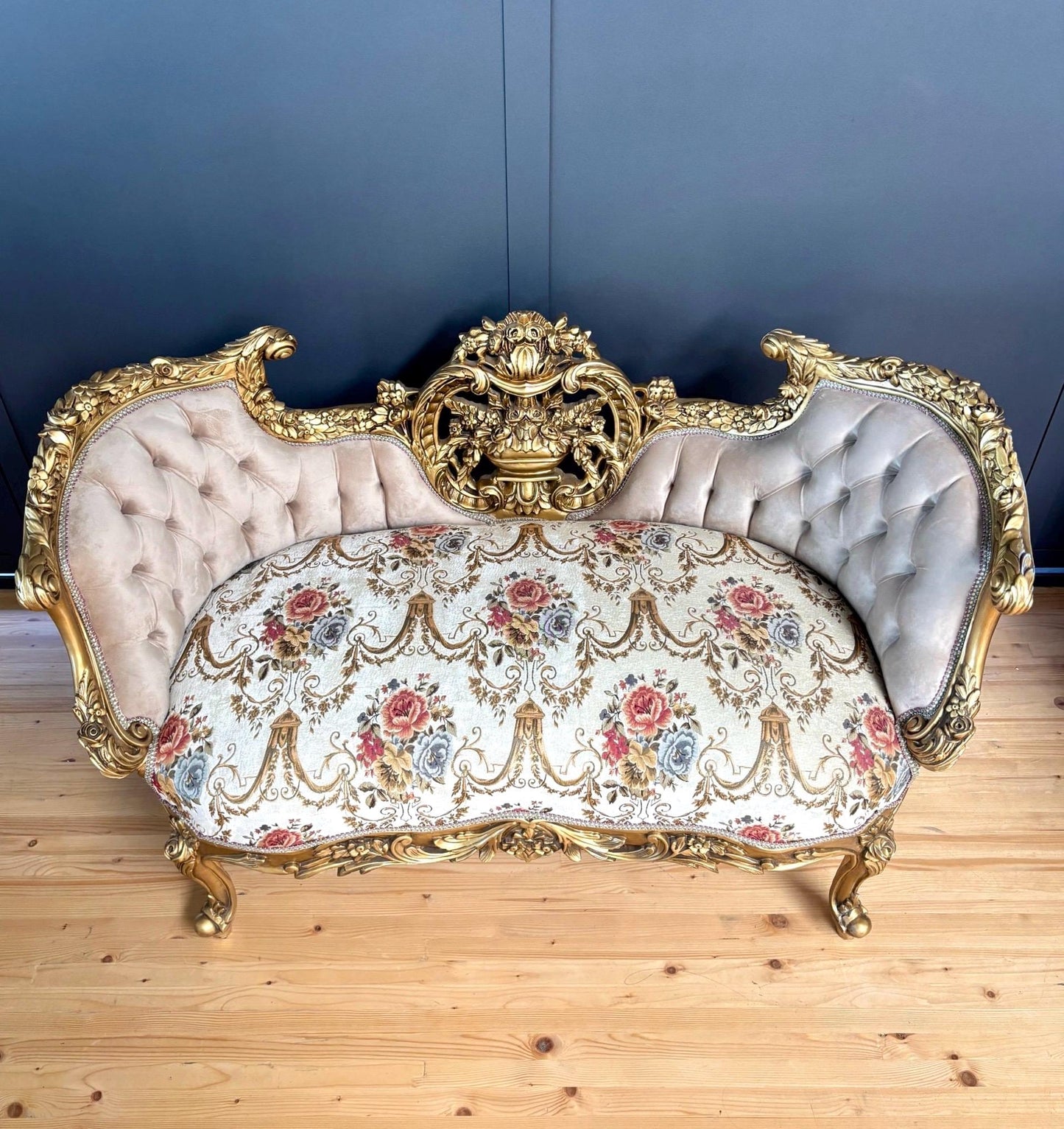 Deluxe Love Seat Royal Baroque Style Bench Light Brown Flower Pattern Antique Style Couch in Gold Finish for Lounge Room Sofa Home Decor