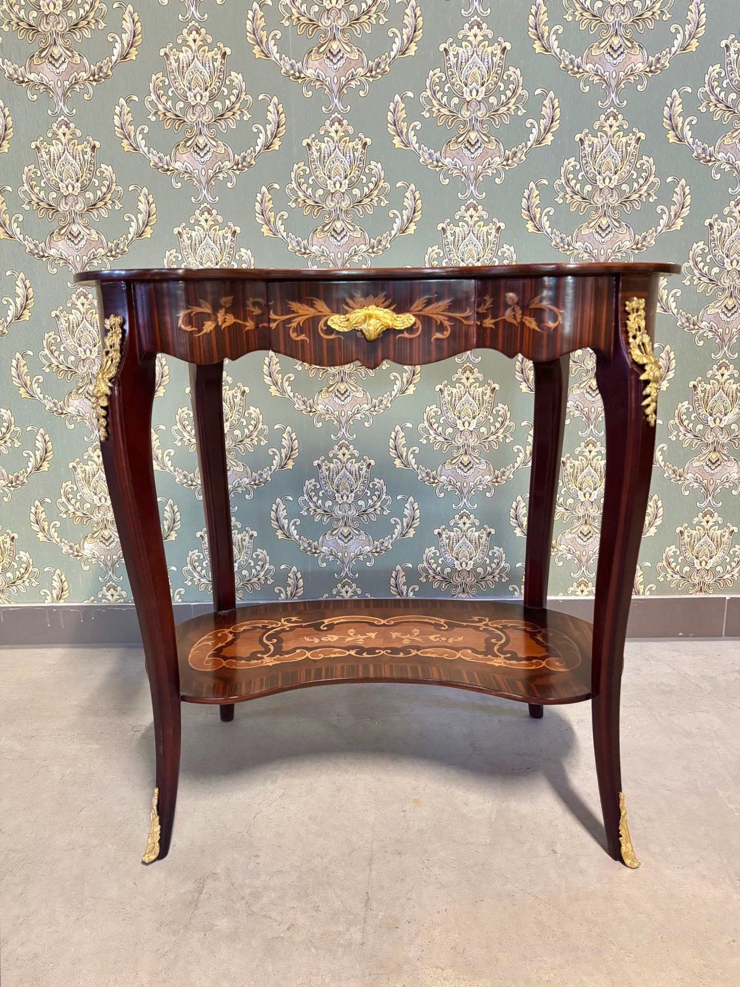 Wooden Side Table Baroque Coffee Table Handmade Retro Brown Side Table Pea Shape Antique Style Living Room End Table in Brown for Home Decor