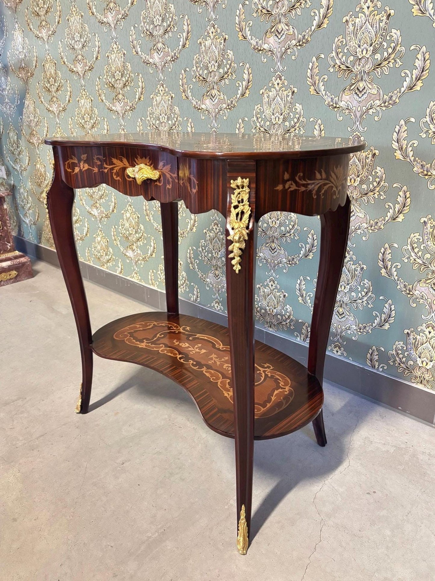 Wooden Side Table Baroque Coffee Table Handmade Retro Brown Side Table Pea Shape Antique Style Living Room End Table in Brown for Home Decor