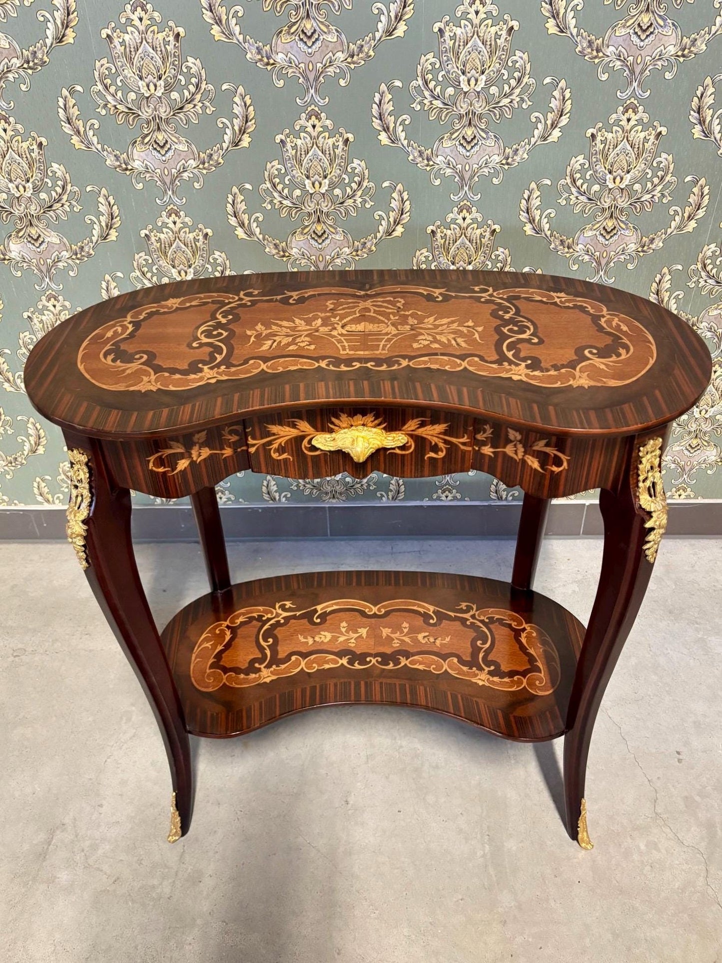 Wooden Side Table Baroque Coffee Table Handmade Retro Brown Side Table Pea Shape Antique Style Living Room End Table in Brown for Home Decor