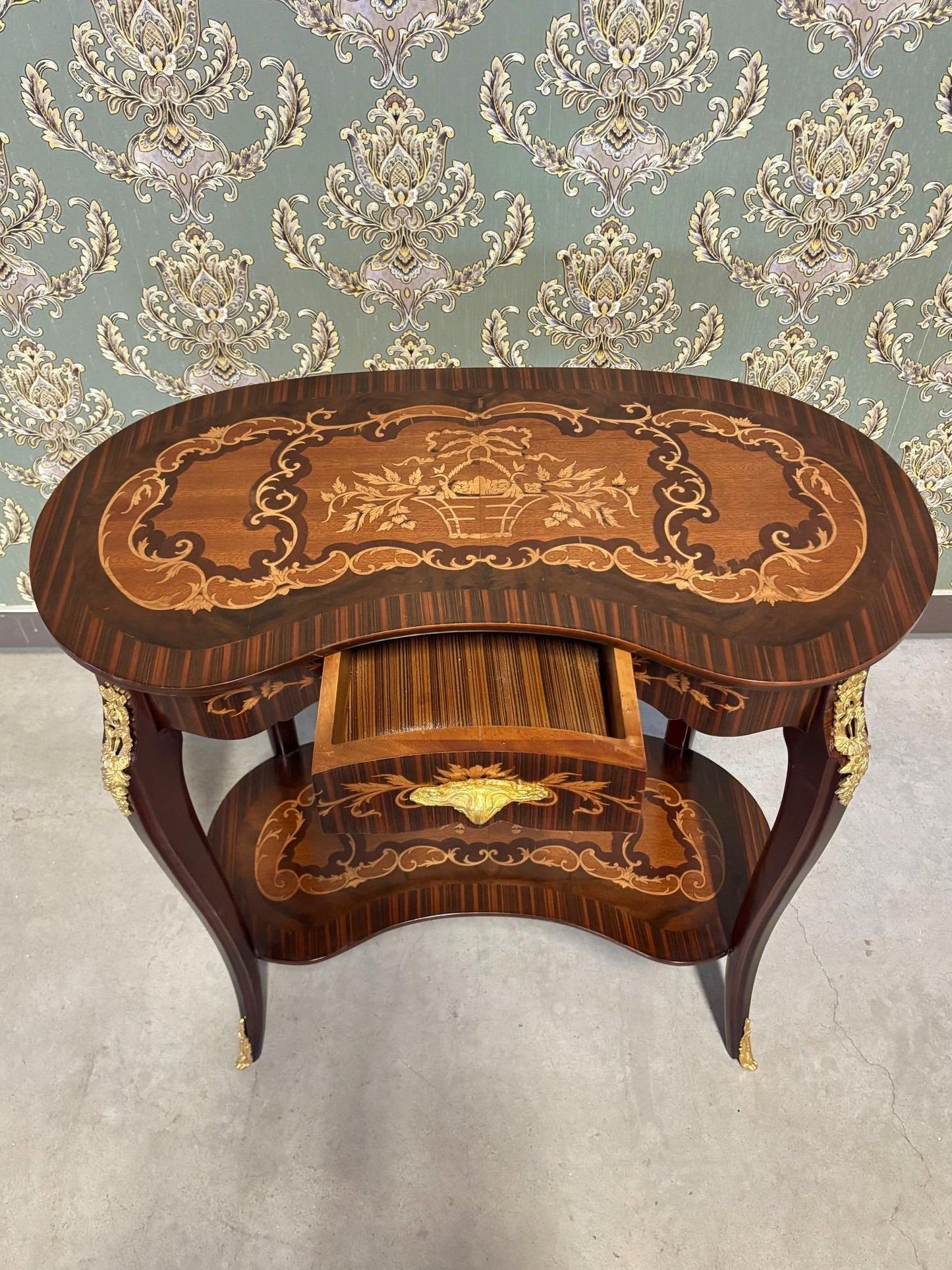 Wooden Side Table Baroque Coffee Table Handmade Retro Brown Side Table Pea Shape Antique Style Living Room End Table in Brown for Home Decor