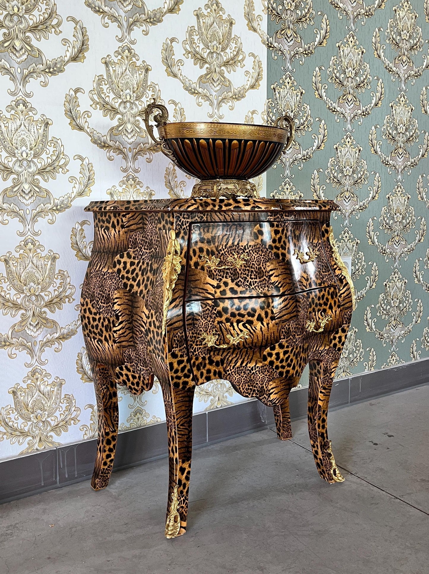 Night Stand French Louis Style in Tiger Animal Print Bedside Table Rococo Style Brass Ornaments Inlaid 2 drawers for Bedroom Home Decor