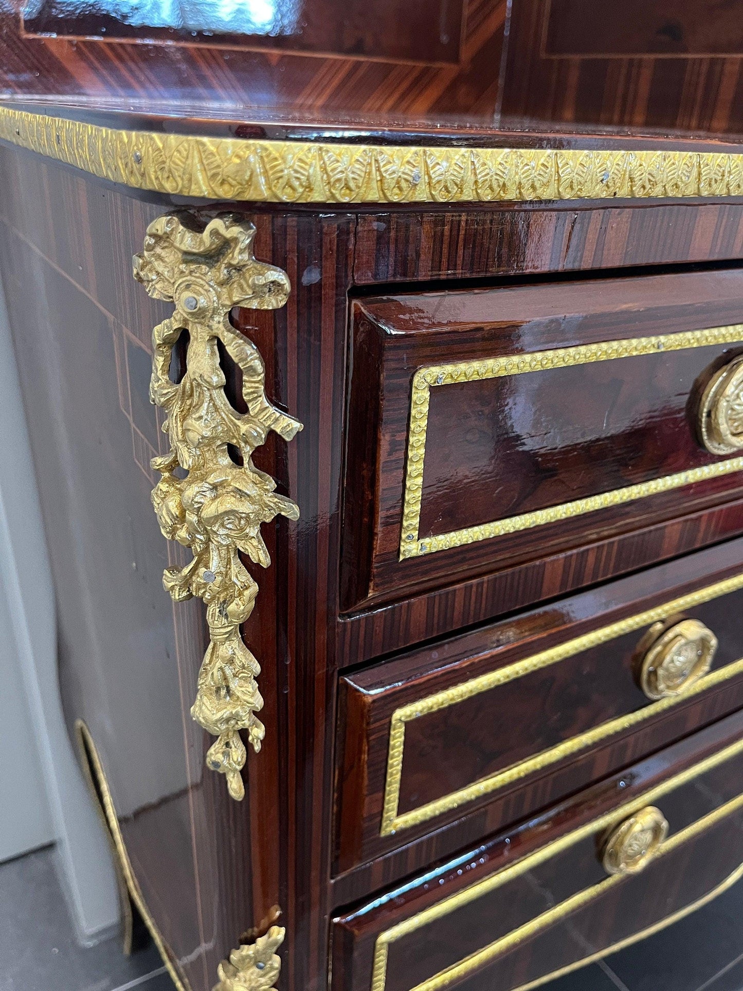 Display Cabinet French Louis Showcase for Dining Room Decor Glossy Brown Retro Baroque Cabinet with Brass Ornaments for New Home Decor