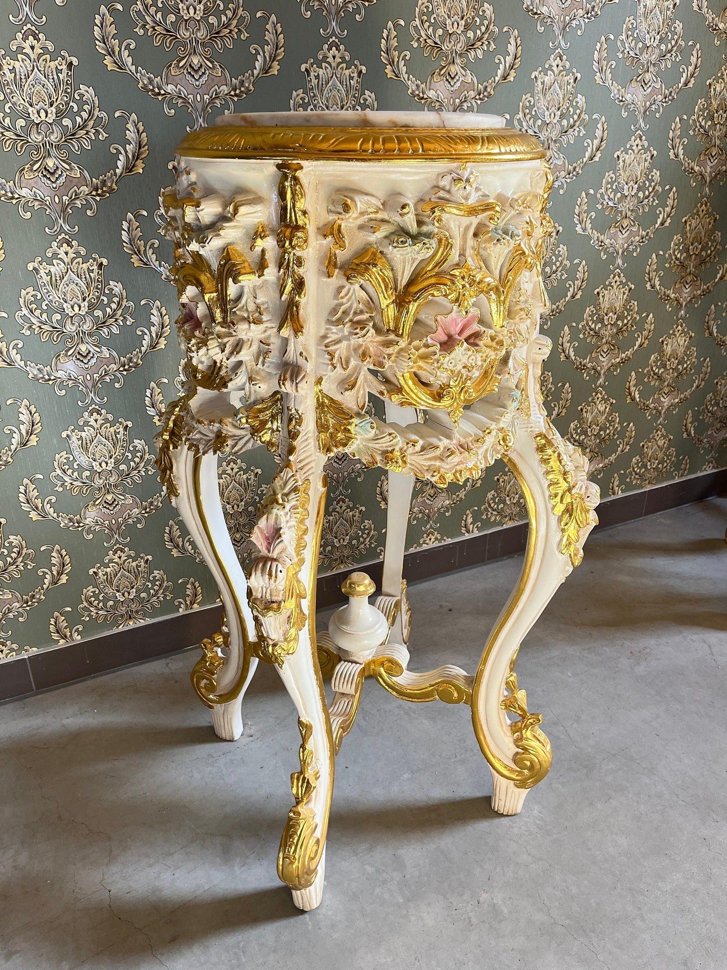 Deluxe Column White Color French Baroque Style with Marble Slab Top Royal Home Decor Column in Gold Finish for Home