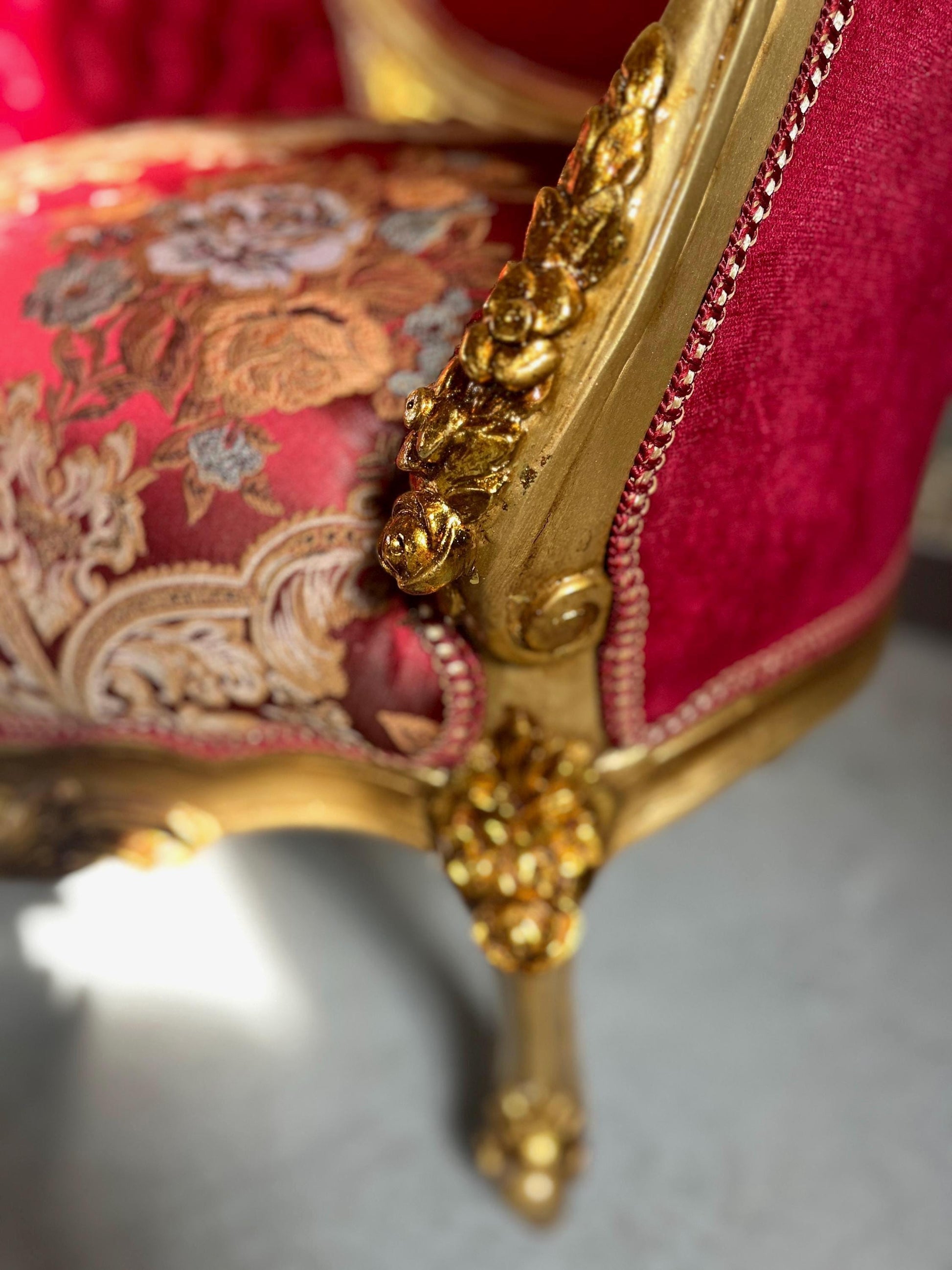 Armchair Antique Baroque Style in Bordeaux Red Lounge Chair in Gold Finish Retro Royal Style Armchair for Wedding Decor Chair or Lounge Room
