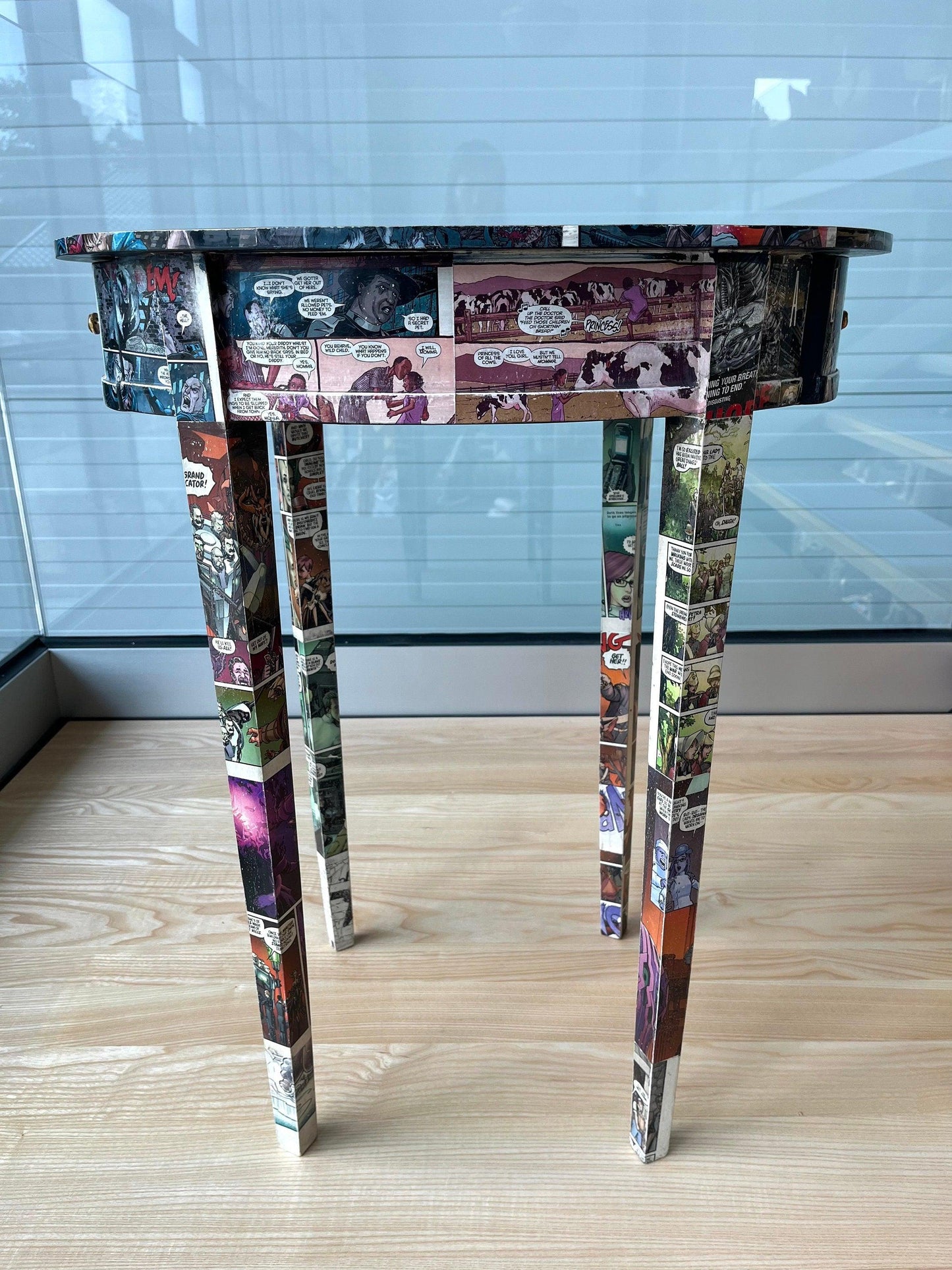 Ovaler Beistelltisch Tee-Café-Tisch mit Cartoon Print / Oval Side Table in Cartoon POP-UP
