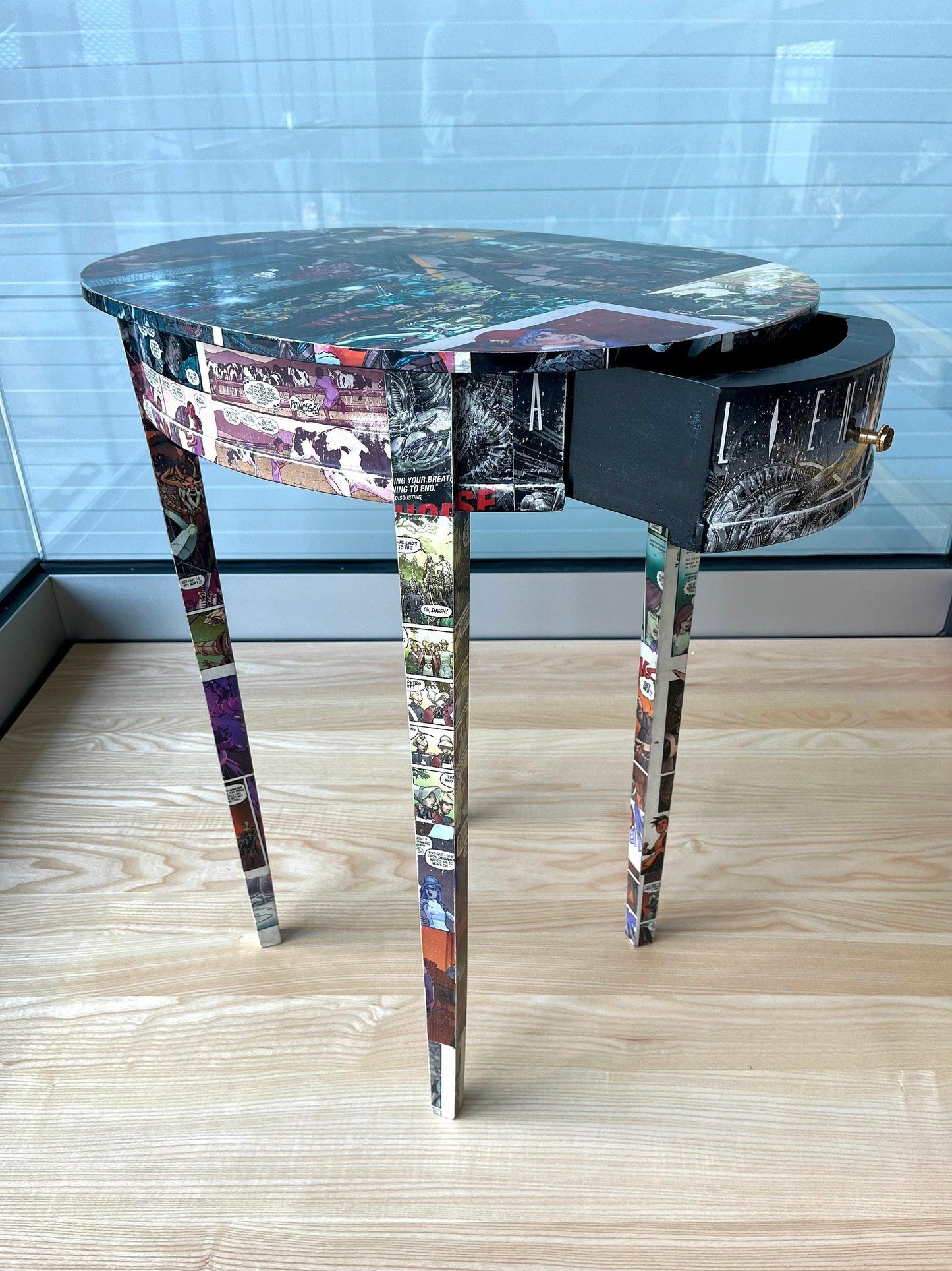 Ovaler Beistelltisch Tee-Café-Tisch mit Cartoon Print / Oval Side Table in Cartoon POP-UP