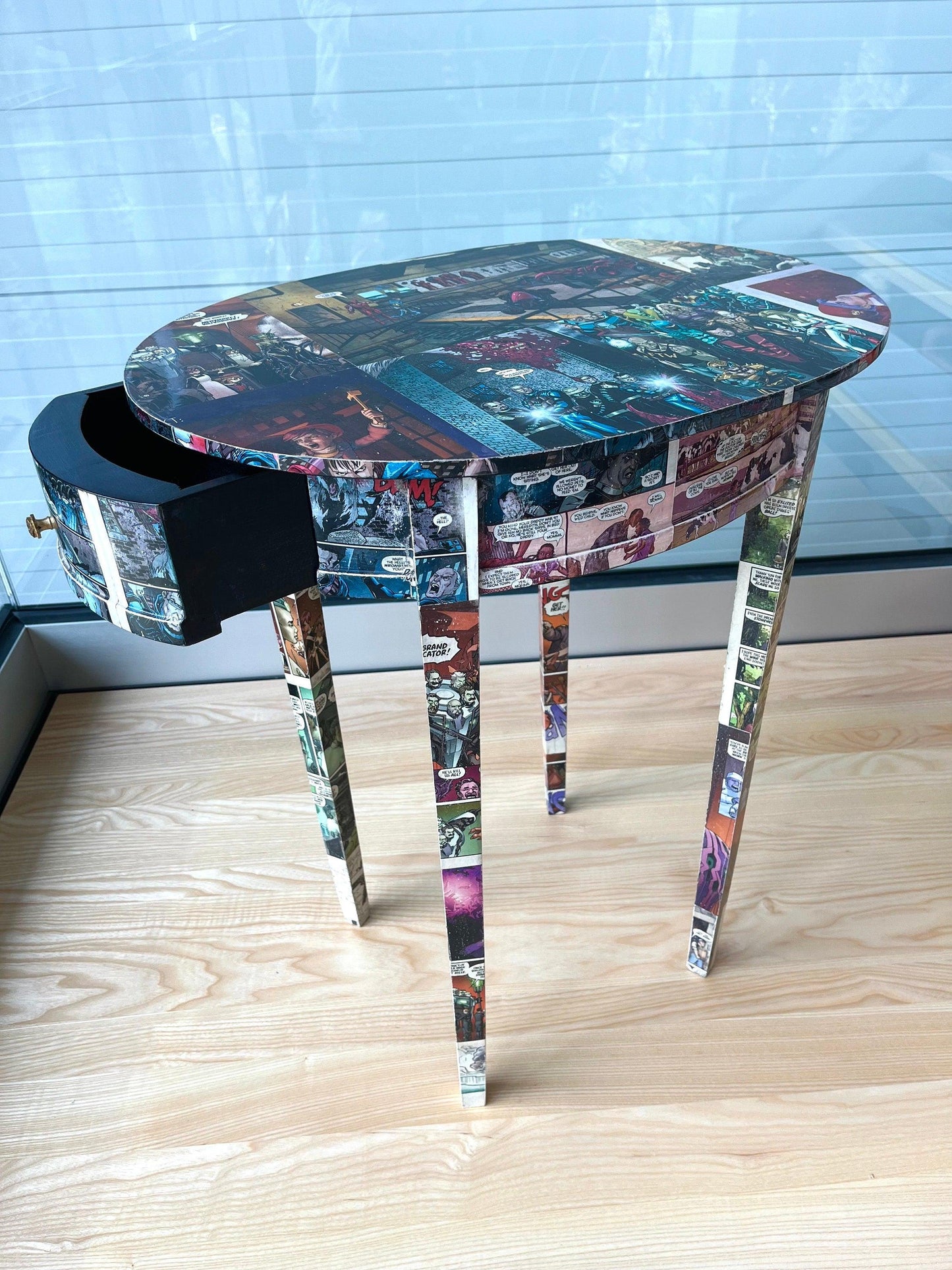 Ovaler Beistelltisch Tee-Café-Tisch mit Cartoon Print / Oval Side Table in Cartoon POP-UP