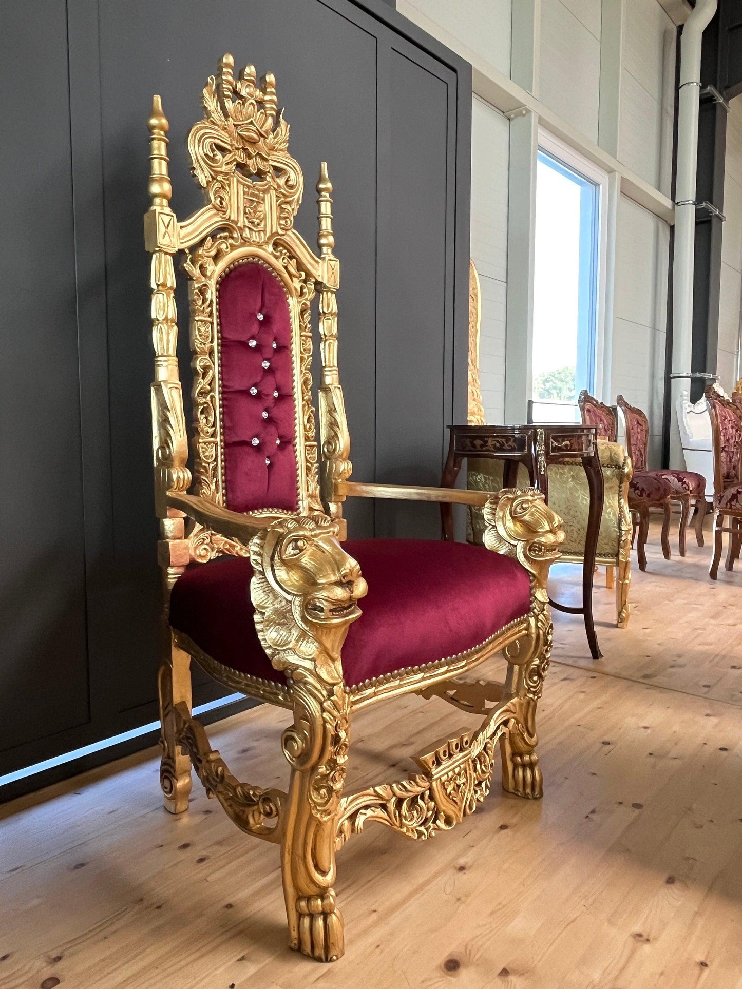 Italienischer barocker Rokoko-Löwenthron Lion Throne Italian Baroque Rococo Style Red Velvet in Gold Finish Huge Armchair for Bar