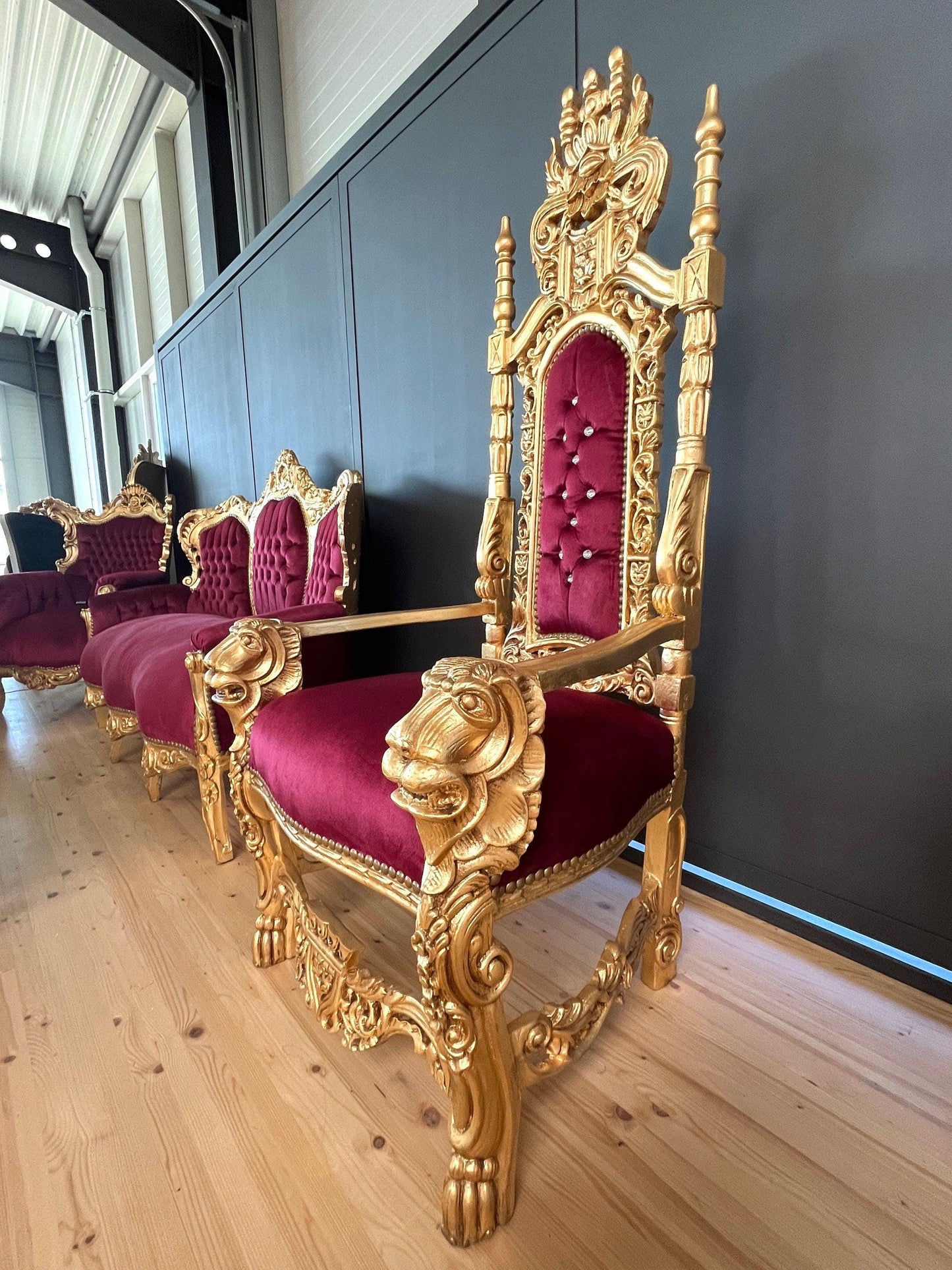 Italienischer barocker Rokoko-Löwenthron Lion Throne Italian Baroque Rococo Style Red Velvet in Gold Finish Huge Armchair for Bar