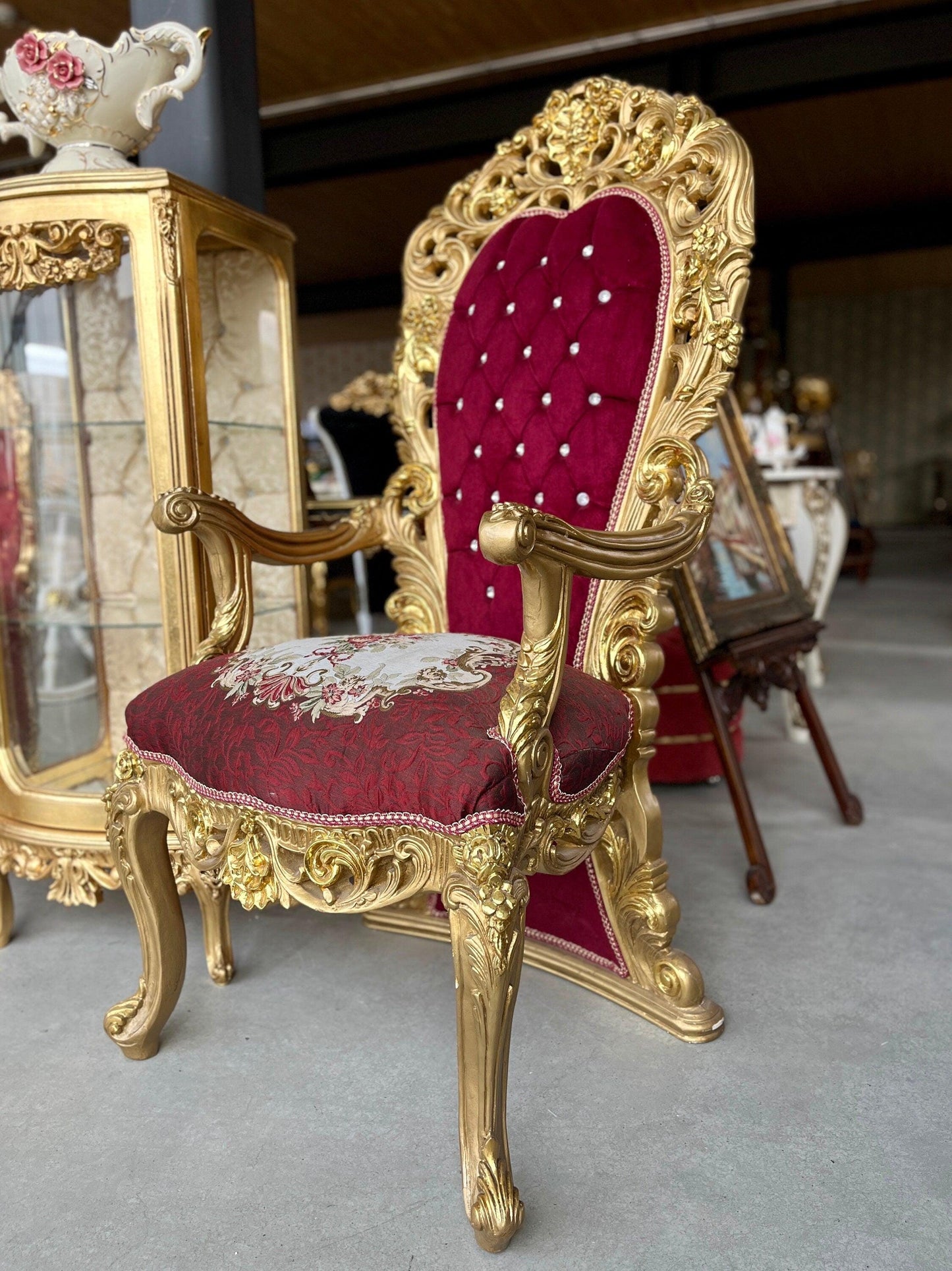 Goldener Thronstuhl im italienischen Barock-Rokoko-Stil ohne Kristalle und Blumenmuster in Sonderanfertigung