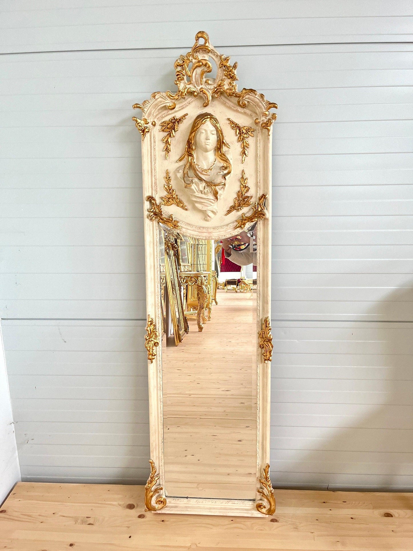 Floor Mirror Nostalgic Baroque Antique Style with Mary’s Stature in Beige Color for Home Decor
