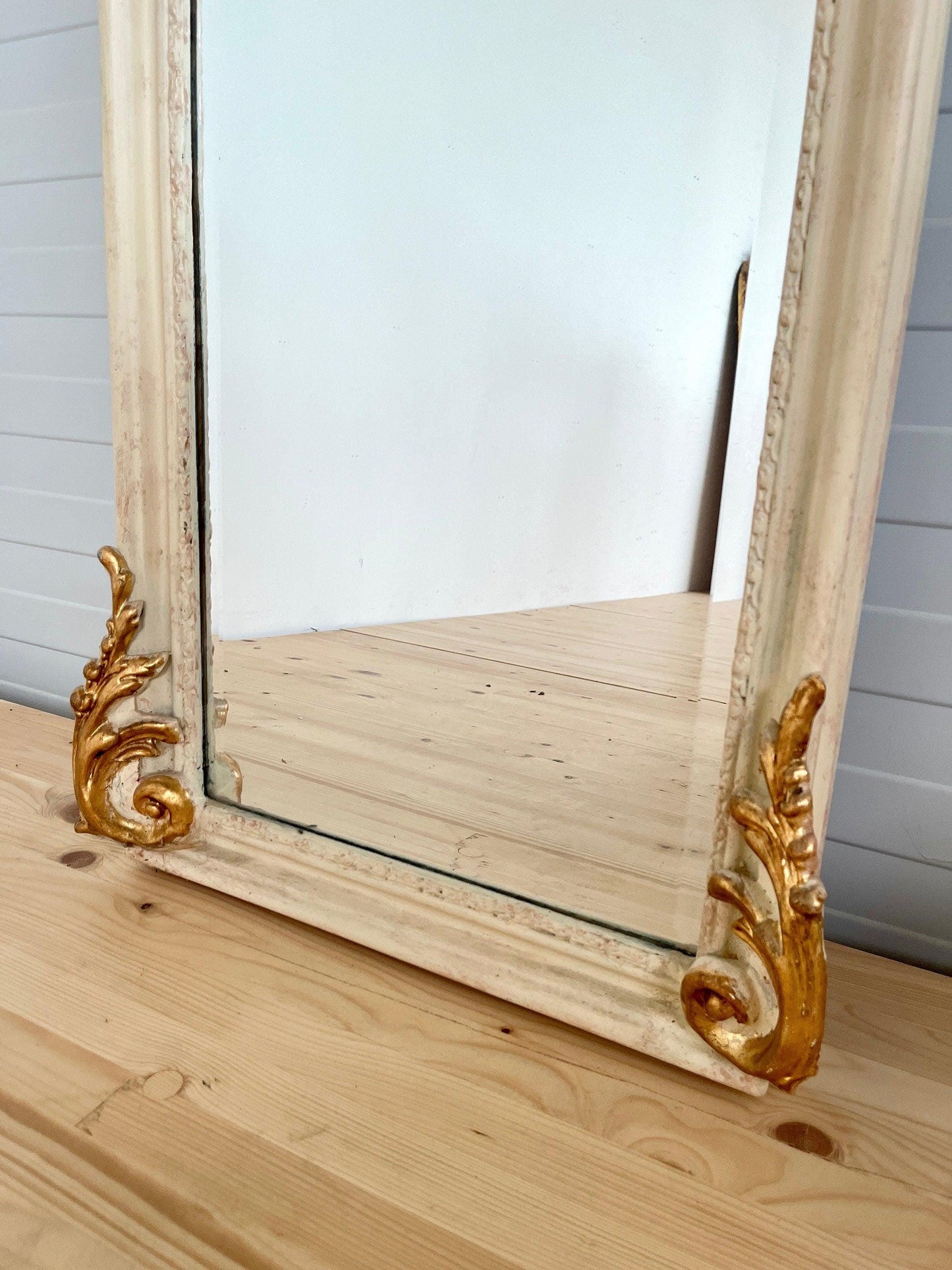 Floor Mirror Nostalgic Baroque Antique Style with Mary’s Stature in Beige Color for Home Decor