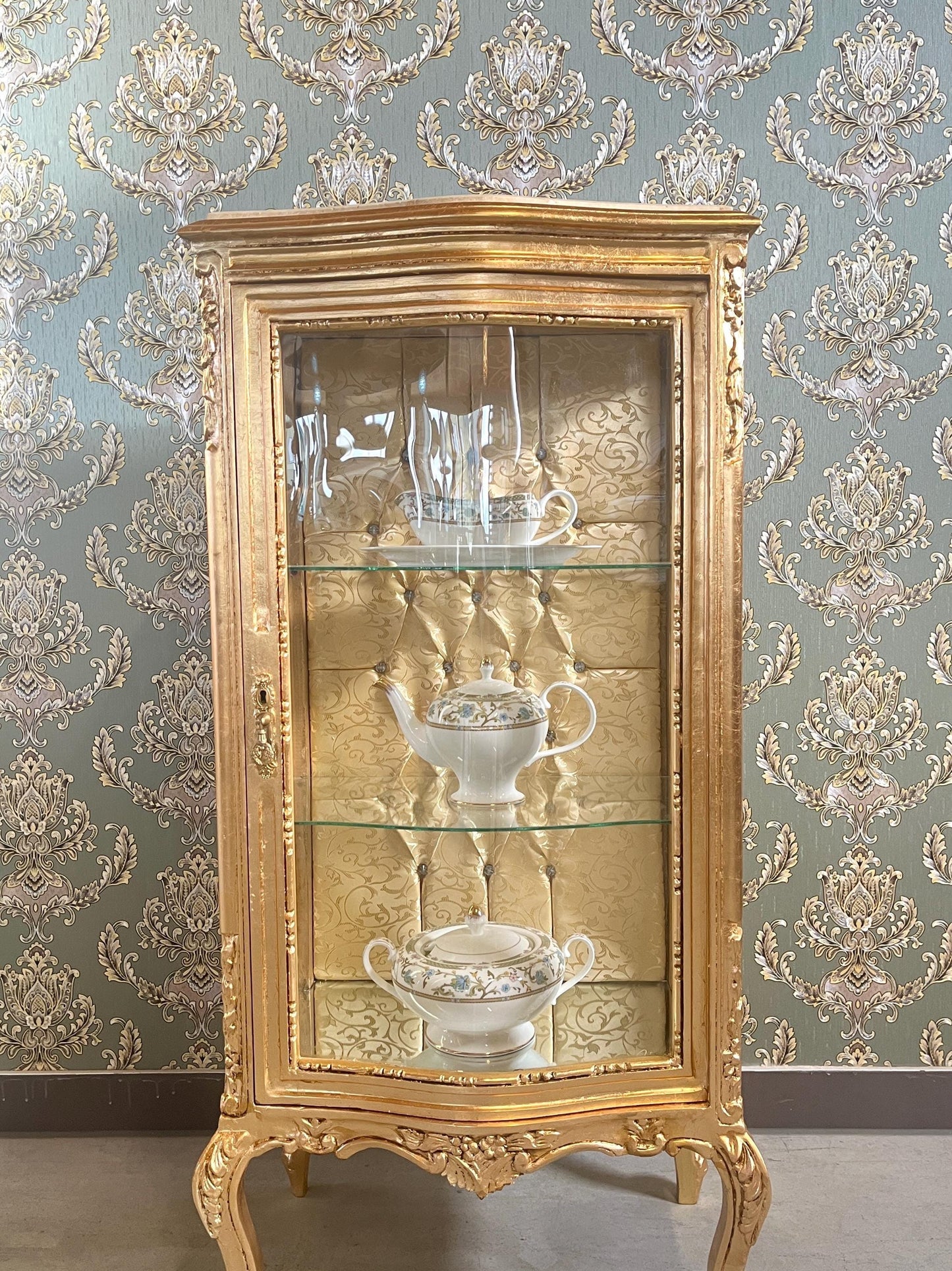 Display Cabinet French Louis Style in Gold Finish Glass Wooden Showcase Retro Baroque Style in Sliver Finish Home Decoration for Living Room