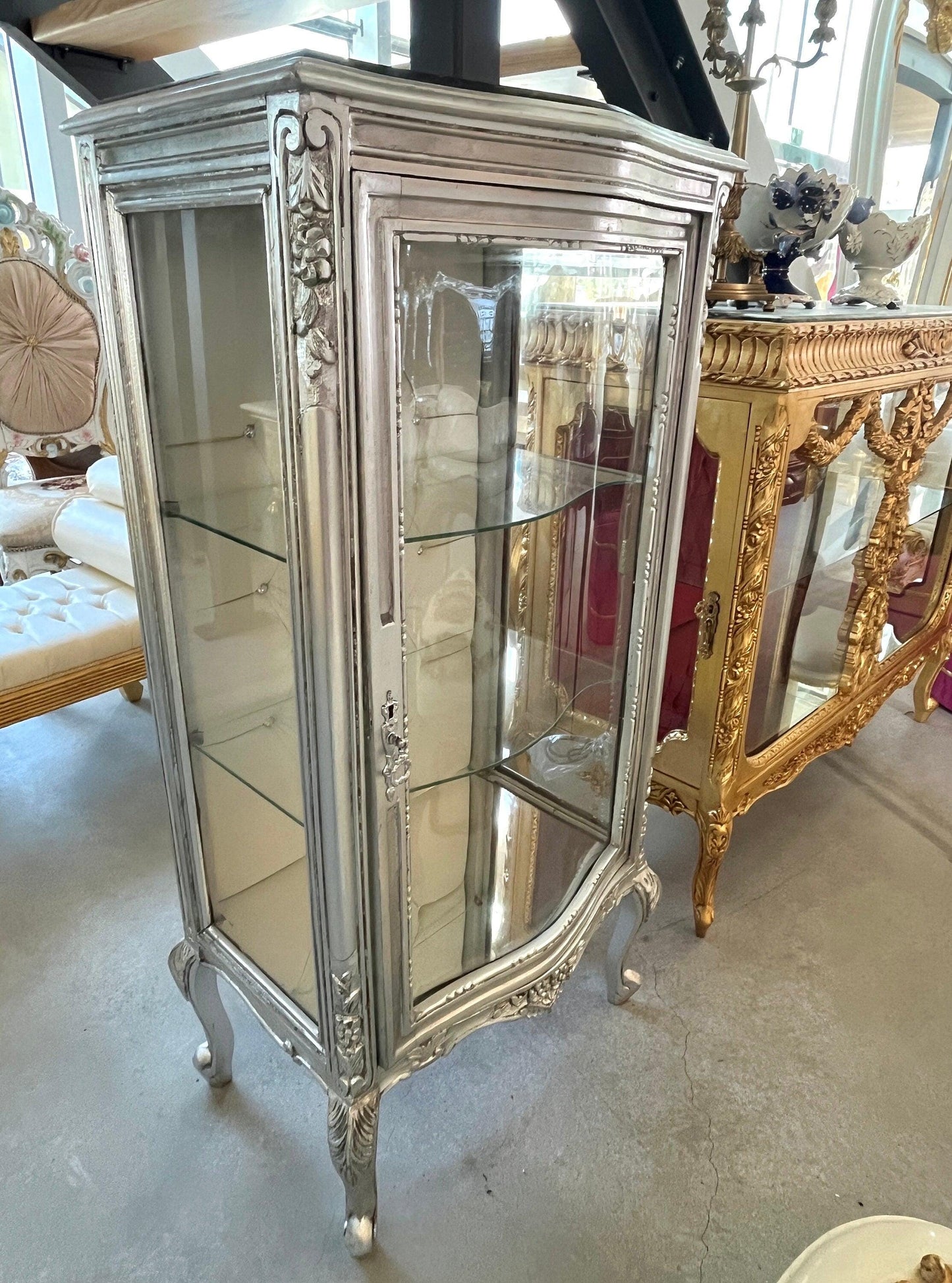 Display Cabinet French Louis Style in Gold Finish Glass Wooden Showcase Retro Baroque Style in Sliver Finish Home Decoration for Living Room