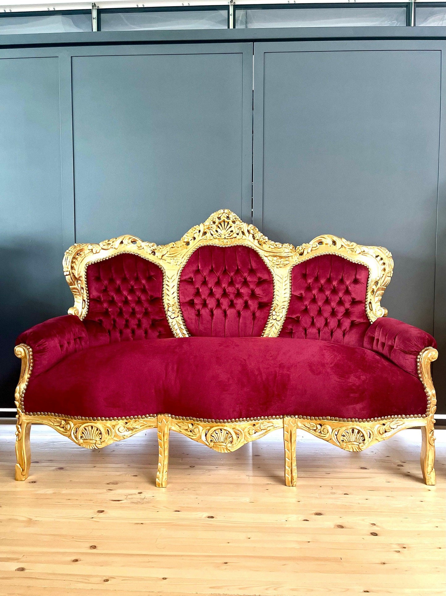 Lounge-Sofa Rot im Barockstil ffür ein neues Zuhause / Lounge Sofa Red Velvet Baroque Style Settee Leopard Print for Home Party