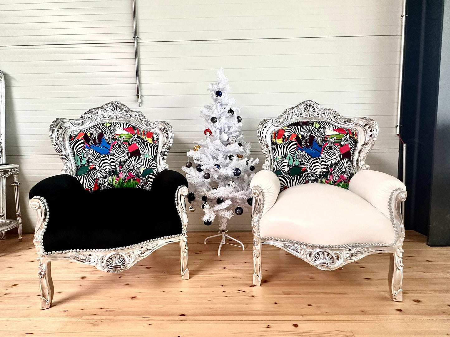 Französischer Barocksessel im Recoco-Stil/ Armchair French Baroque Recoco Style in Silver Finish & Colorful Safari Zebra Print