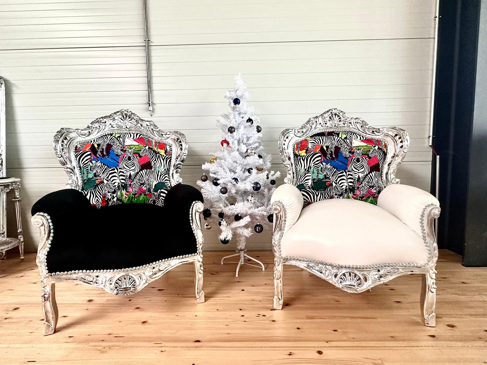 Französischer Barocksessel im Recoco-Stil/ Armchair French Baroque Recoco Style in Silver Finish & Colorful Safari Zebra Print