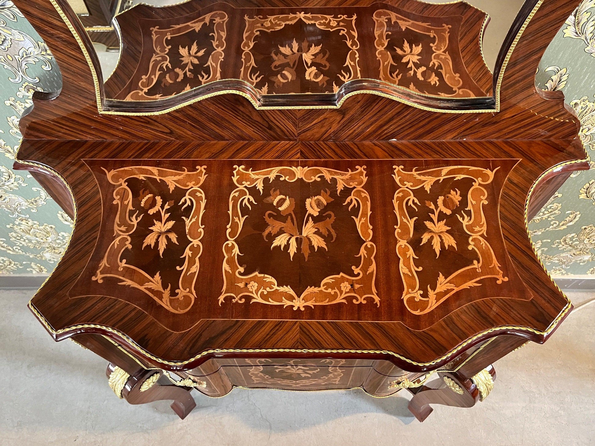 Mirror Table Console in Nostalgic Antique Style Wooden Table Mirror Console in Retro Baroque Style in Brown