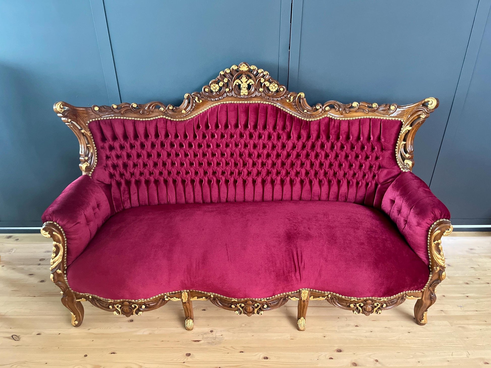 Lounge Sofa Red Velvet Antique Baroque Style 3-Seater Couch in Xmas Red Velvet French Style Home Decor Gift for Holiday LIMITED EDITION
