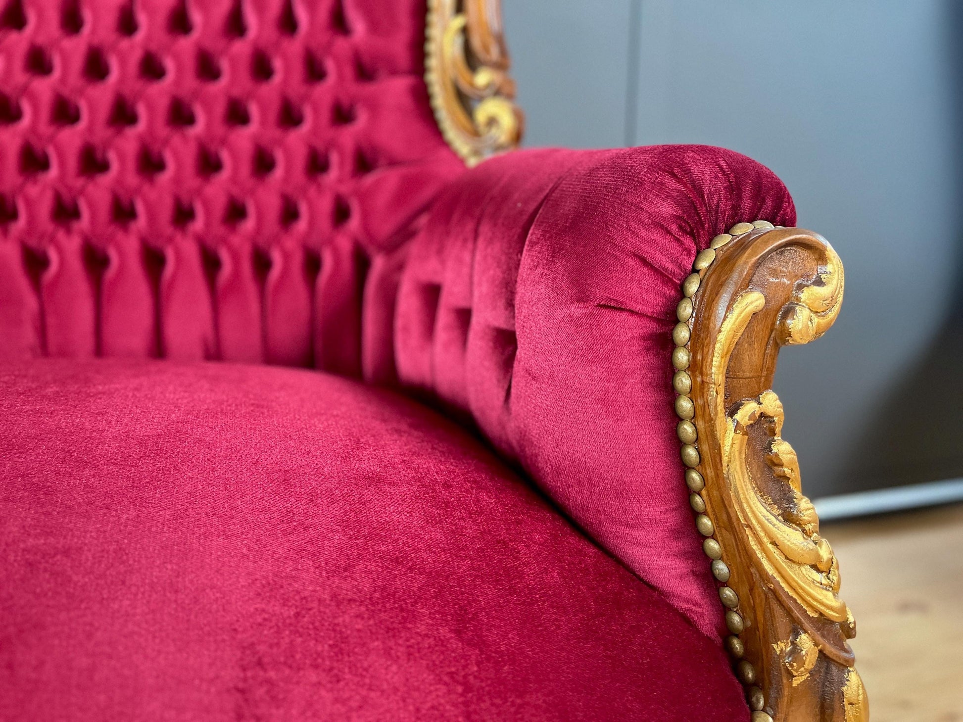 Lounge Sofa Red Velvet Antique Baroque Style 3-Seater Couch in Xmas Red Velvet French Style Home Decor Gift for Holiday LIMITED EDITION