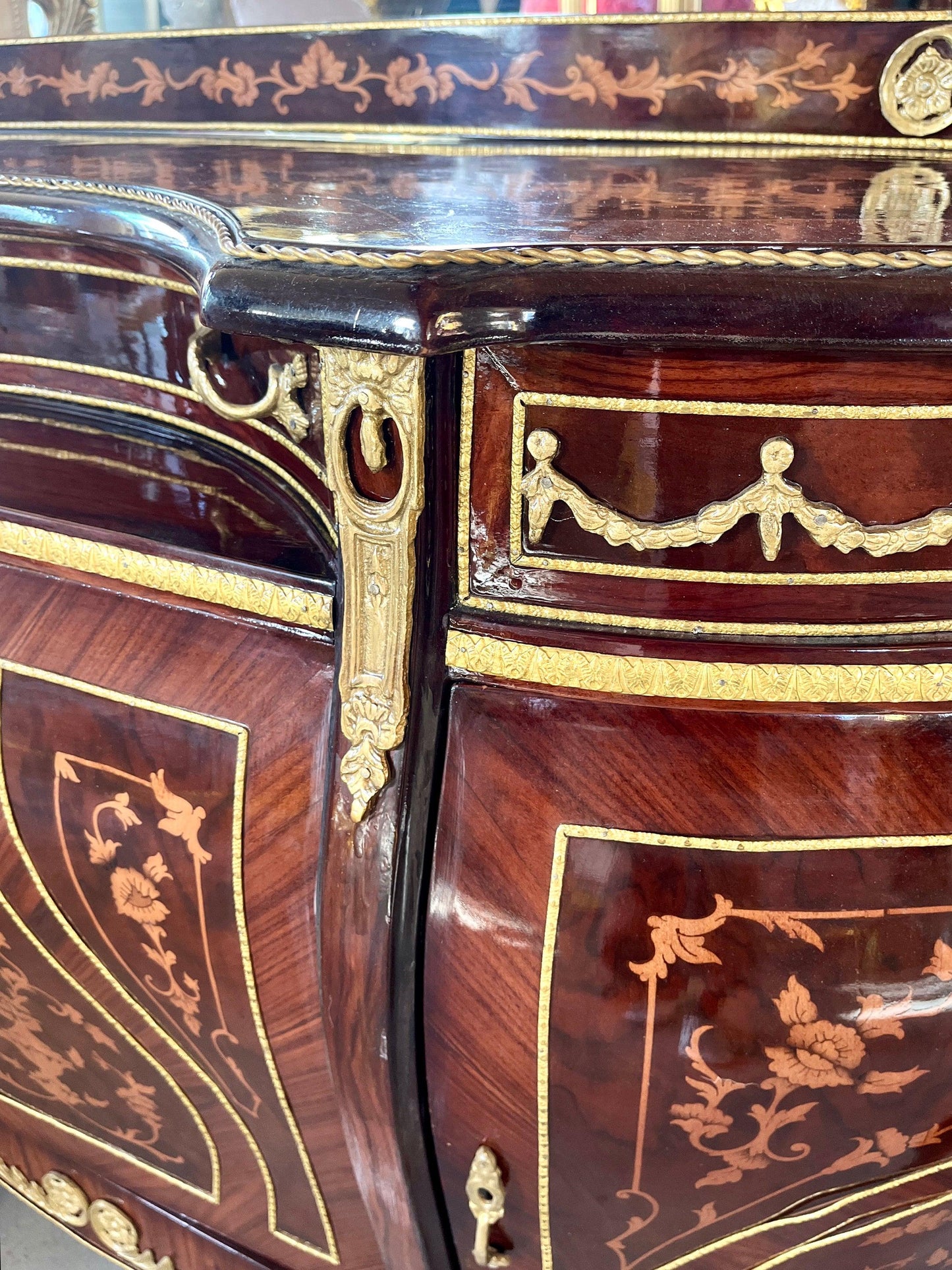 Mirror Cabinet Console in Nostalgic Antique Style Wooden Cabinet Console in Retro Baroque Style Cured Shape