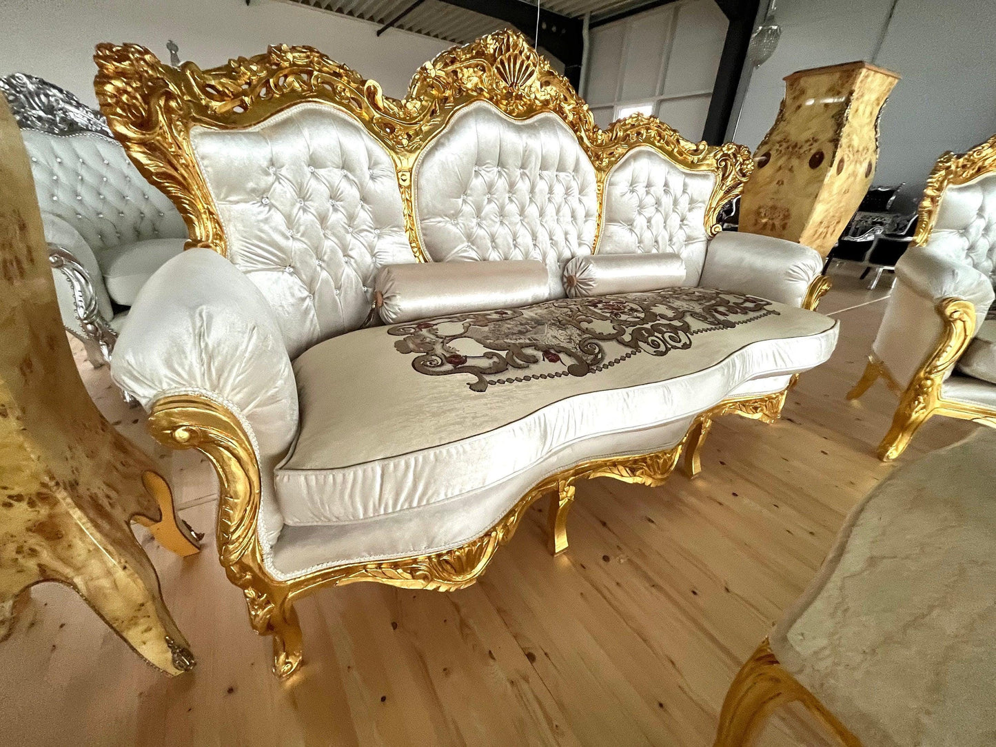 Sofa Set French Louis XV Style Settee Marble Slab Top Caffè Table Retro Baroque Style Sofa Set in Bright Ivory Velvet for Home Decor