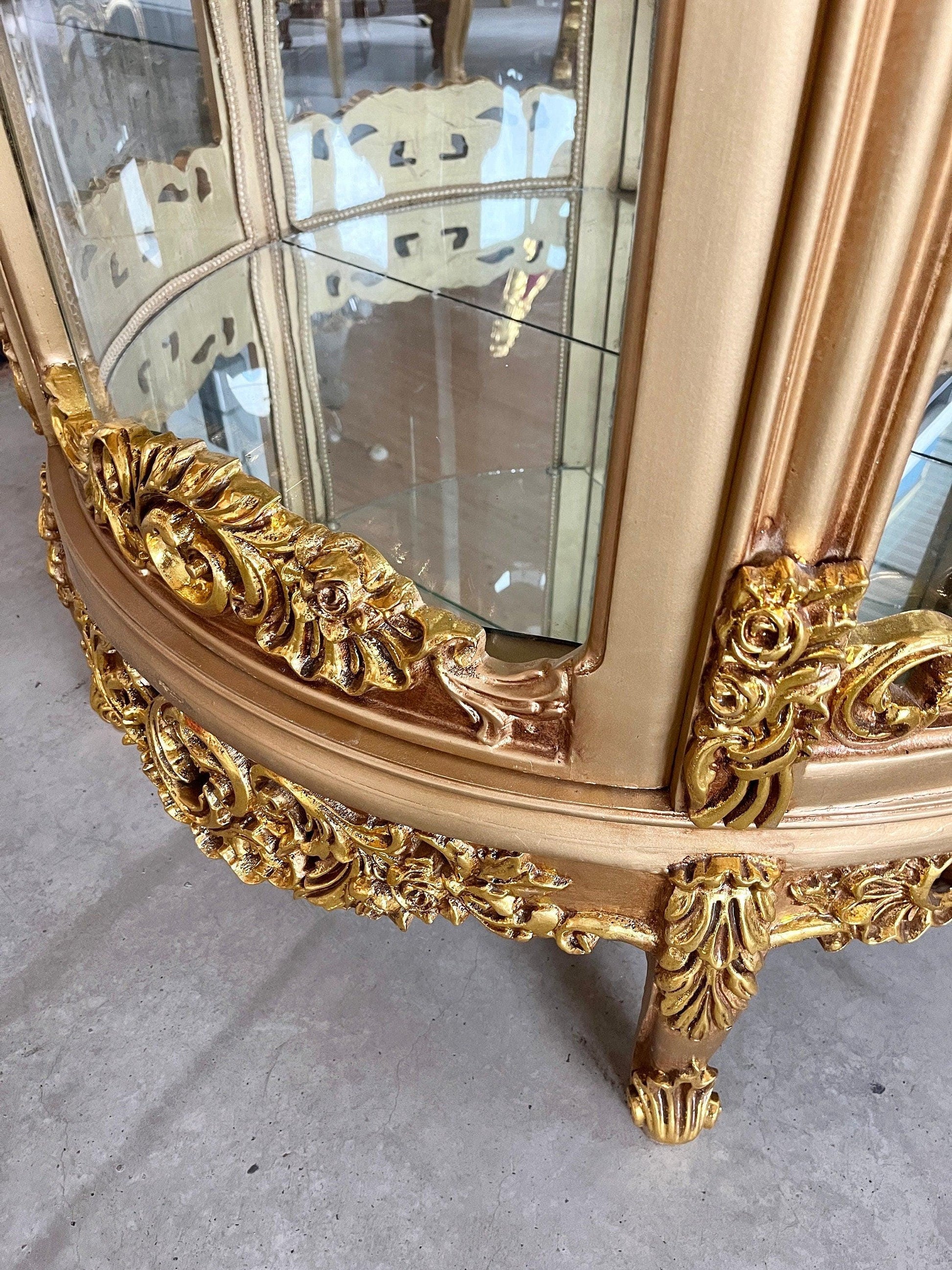 Showcase Royal Château De Versailles Style Display Cabinet French Baroque Style Glass Showcase in Gold Finish for Hotel Decor or Home Decor