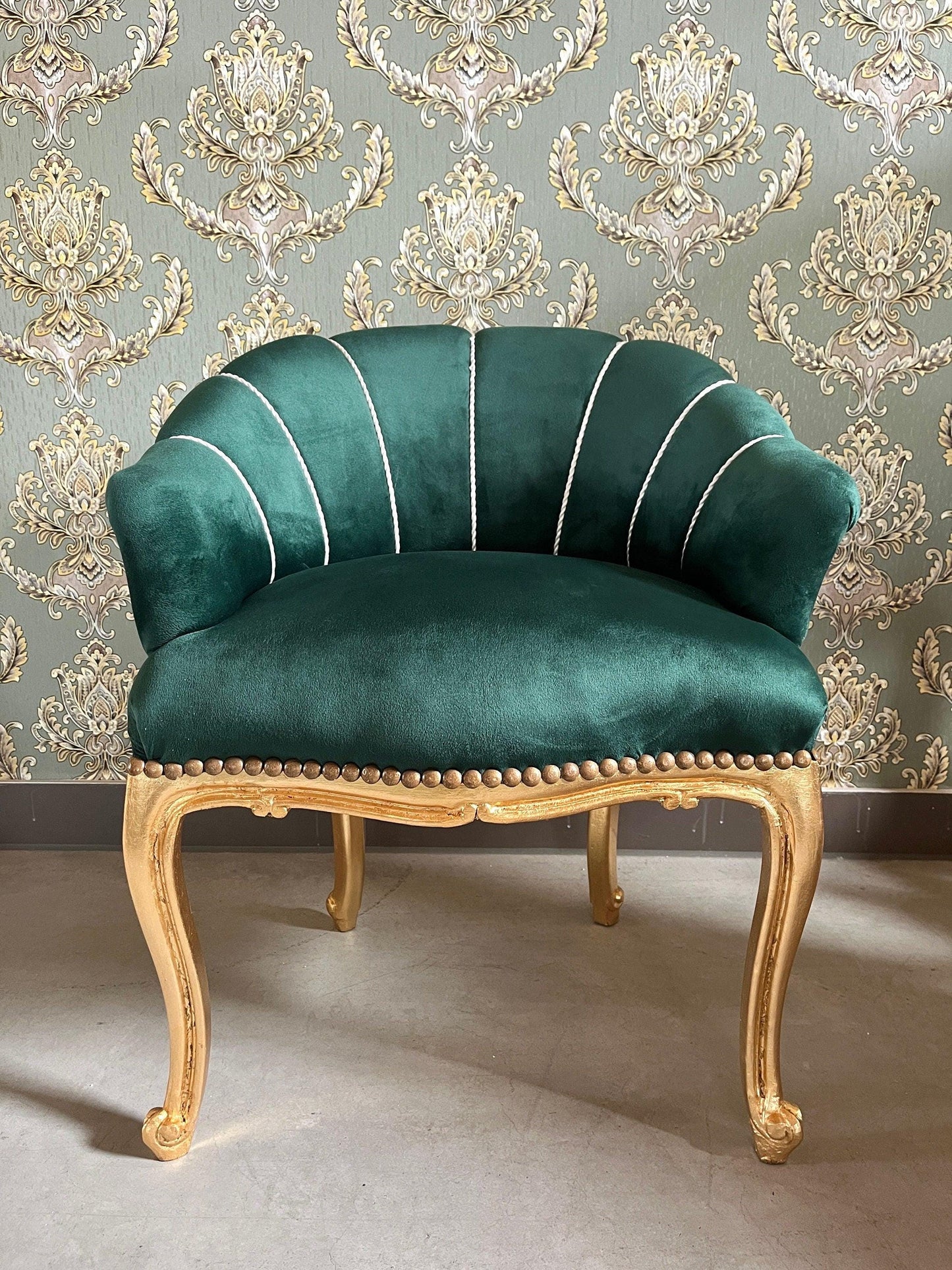 Cocktail Chair French Baroque Style Green Chair Bar Chair Retro Tufted Velvet Home Decor Armchair in Pink color