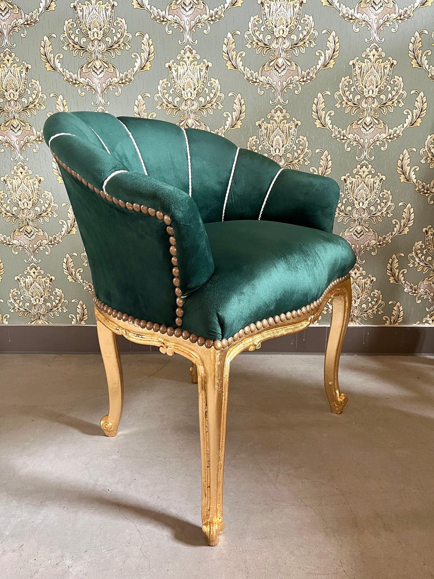 Cocktail Chair French Baroque Style Green Chair Bar Chair Retro Tufted Velvet Home Decor Armchair in Pink color