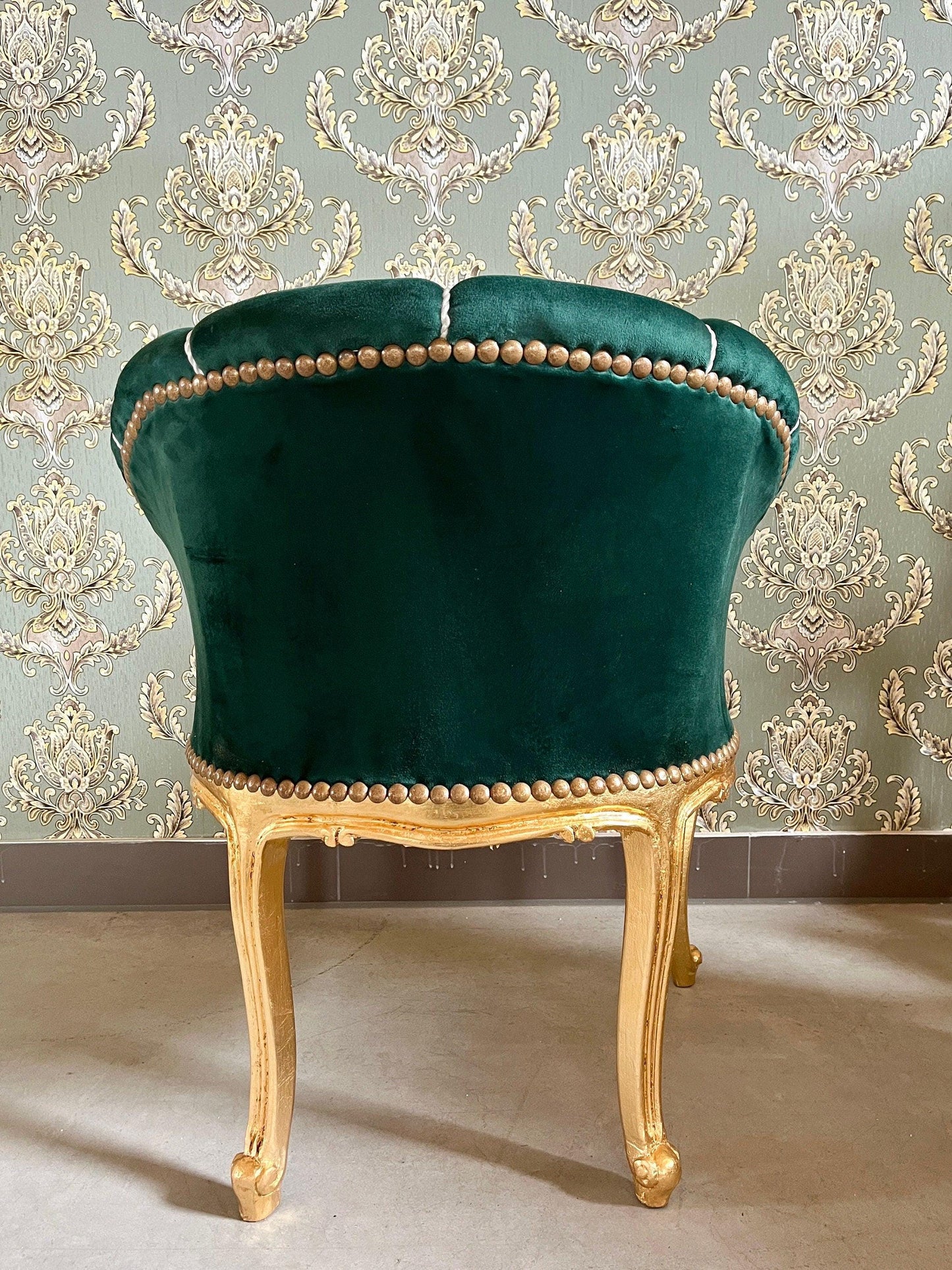 Cocktail Chair French Baroque Style Green Chair Bar Chair Retro Tufted Velvet Home Decor Armchair in Pink color