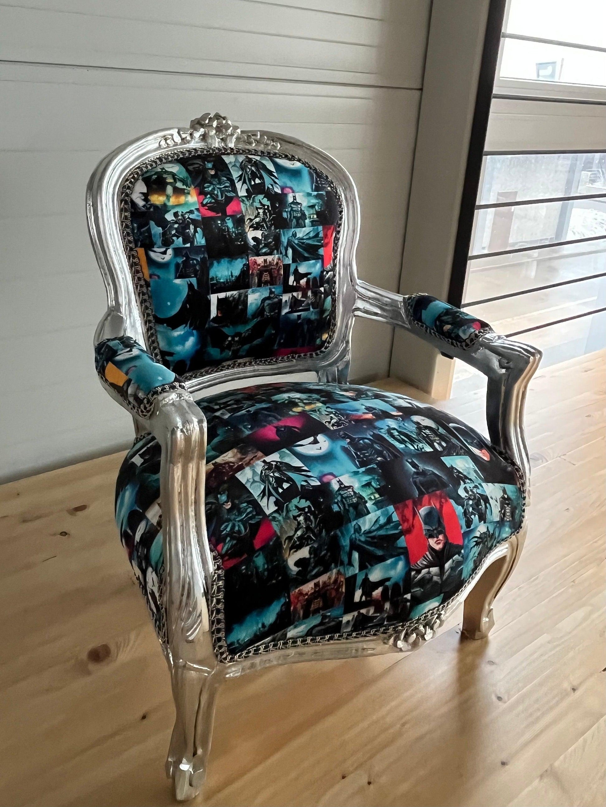Kinderstuhl im französischen Barockstil mit silberblauem Cartoon-Druck/French Baroque Style Kids Chair with Armrest Silver Blu Batman Print